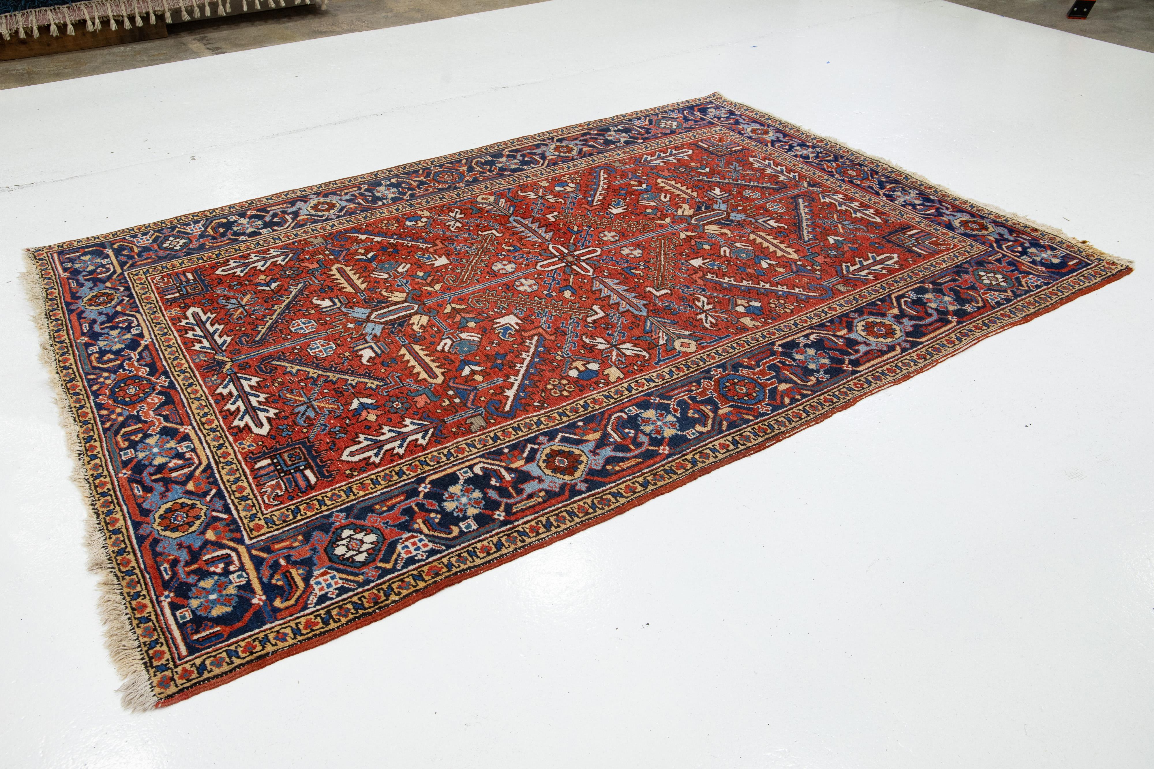 Allover Designierter handgeknüpfter persischer Heriz-Wollteppich in Rot, handgefertigt (Heriz Serapi) im Angebot