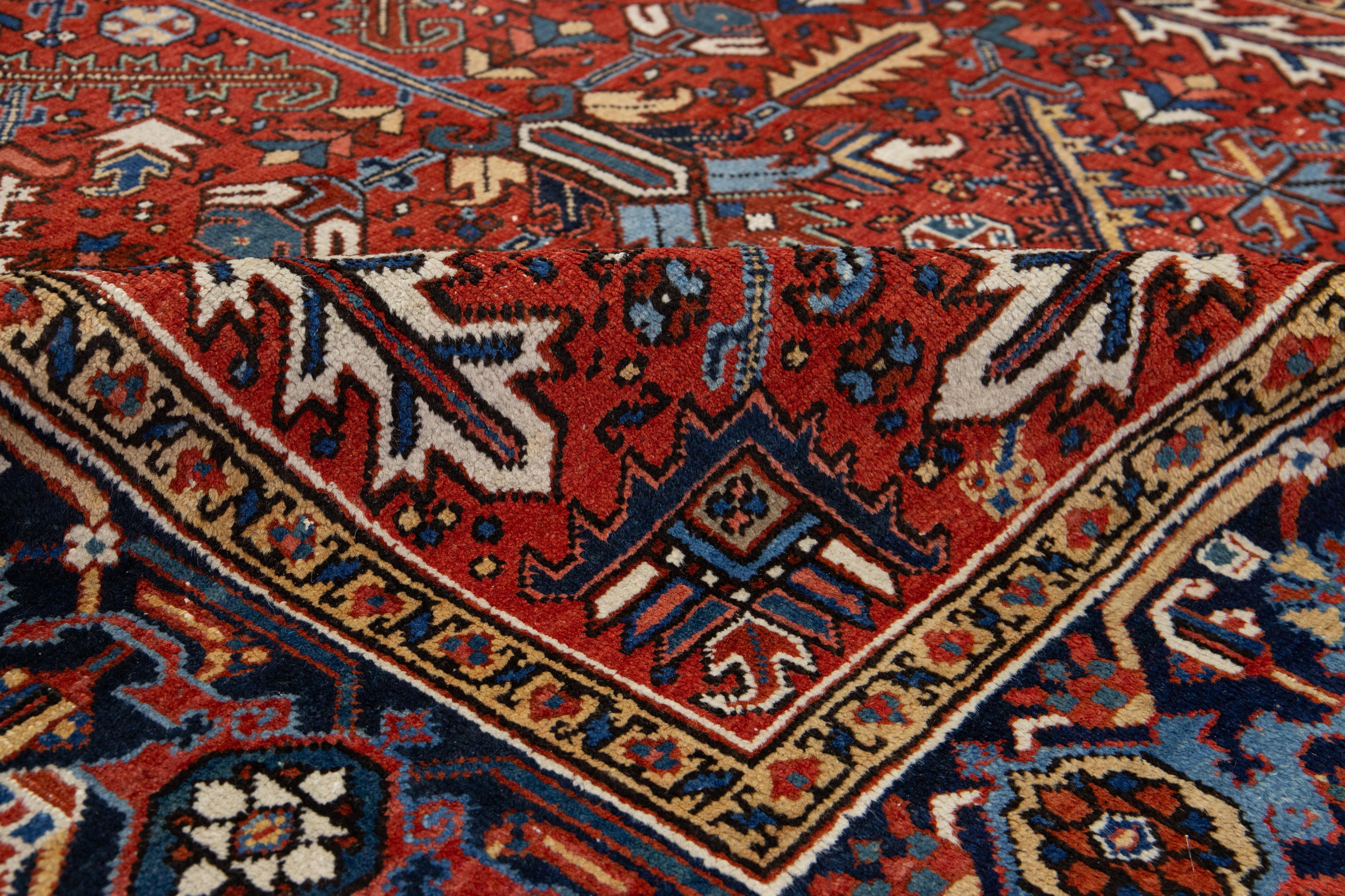 Allover Designierter handgeknüpfter persischer Heriz-Wollteppich in Rot, handgefertigt (Persisch) im Angebot
