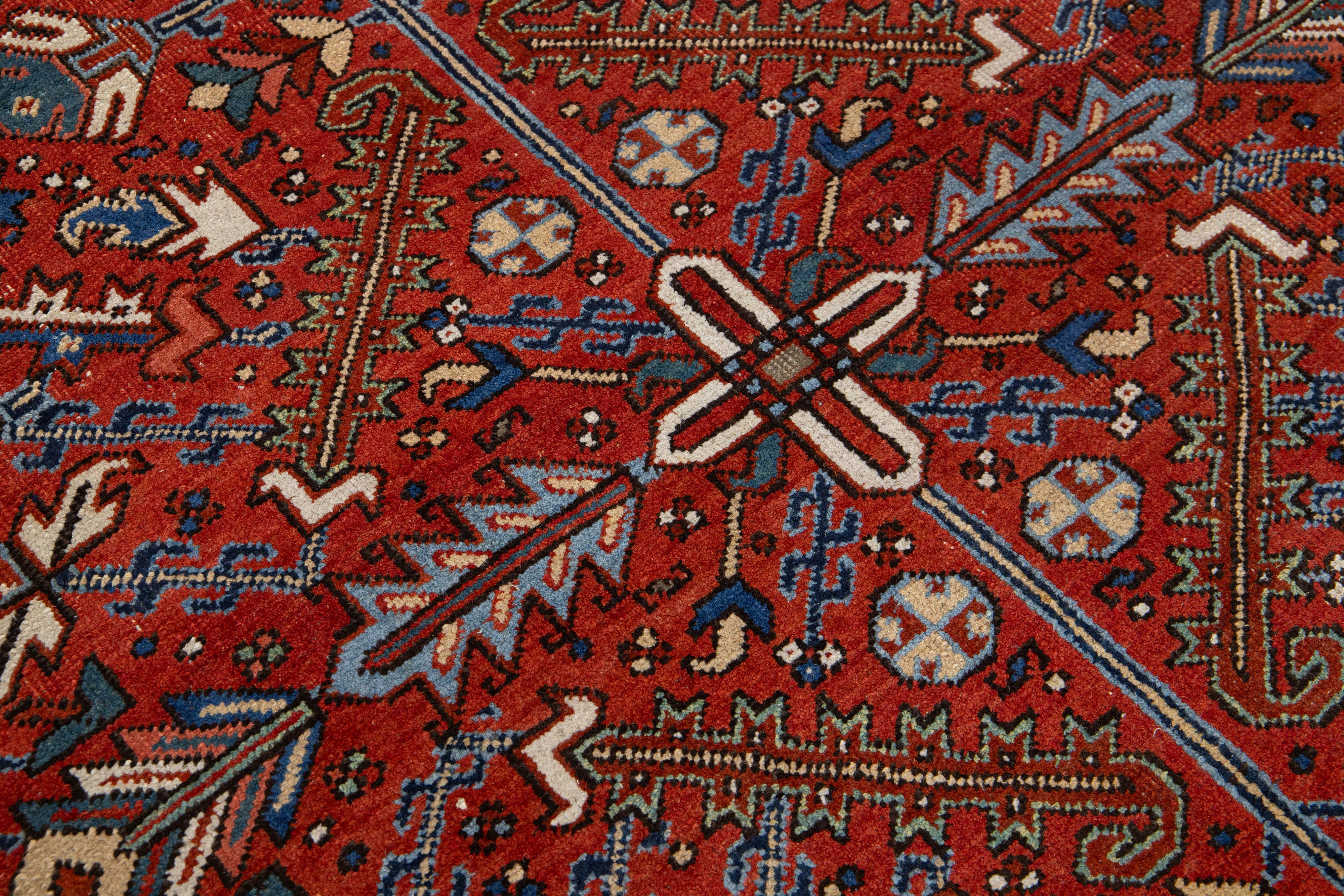Allover Designierter handgeknüpfter persischer Heriz-Wollteppich in Rot, handgefertigt (Handgeknüpft) im Angebot