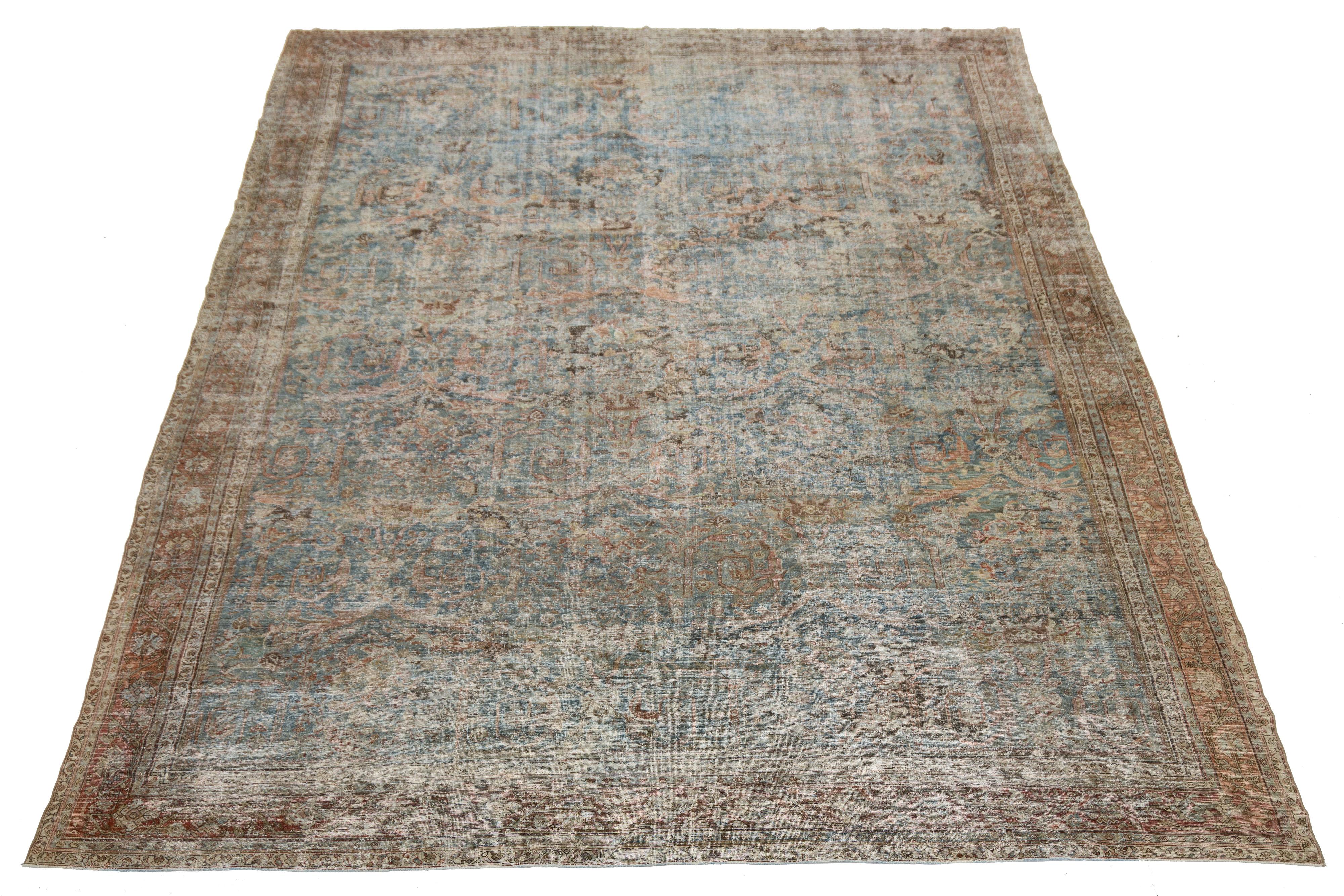 Antiker persischer Mahal-Wollteppich mit einem floralen und geometrischen Allover-Muster in gedämpften Blau-, Braun- und Beigetönen. Die gealterte Patina und die komplizierten Details spiegeln die raffinierte Kunstfertigkeit der zentraliranischen