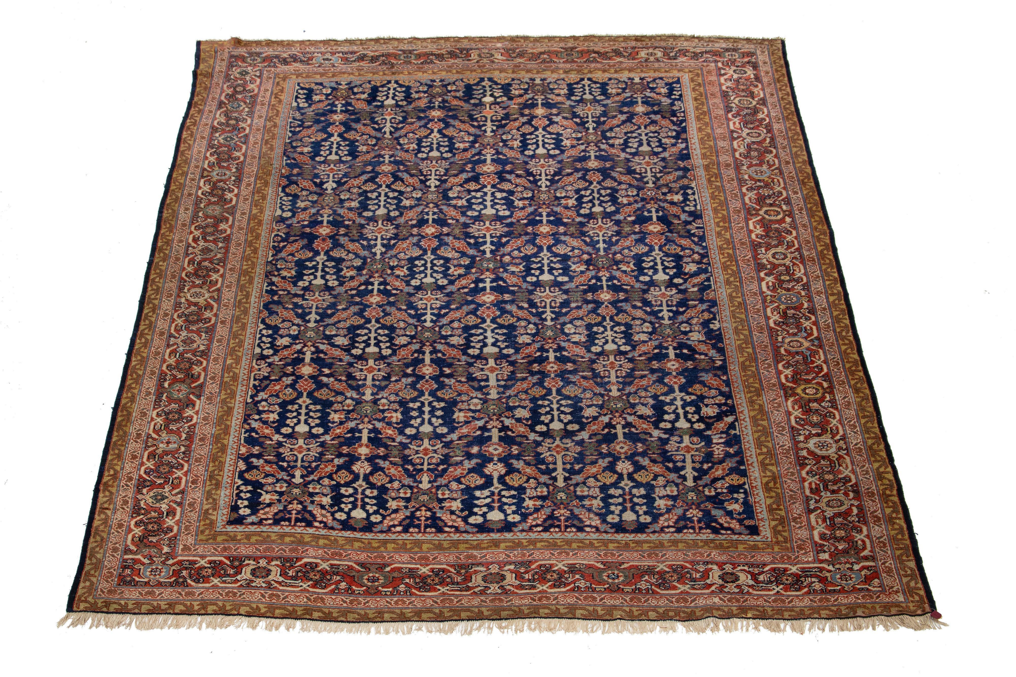 Dies ist ein schöner, handgeknüpfter Antique Mahal Wollteppich mit einem marineblauen Feld. Dieser Perserteppich zeigt ein florales Muster mit roten, gelben, beigen und grünen Farbtönen.

Dieser Teppich misst 11' x 13'2