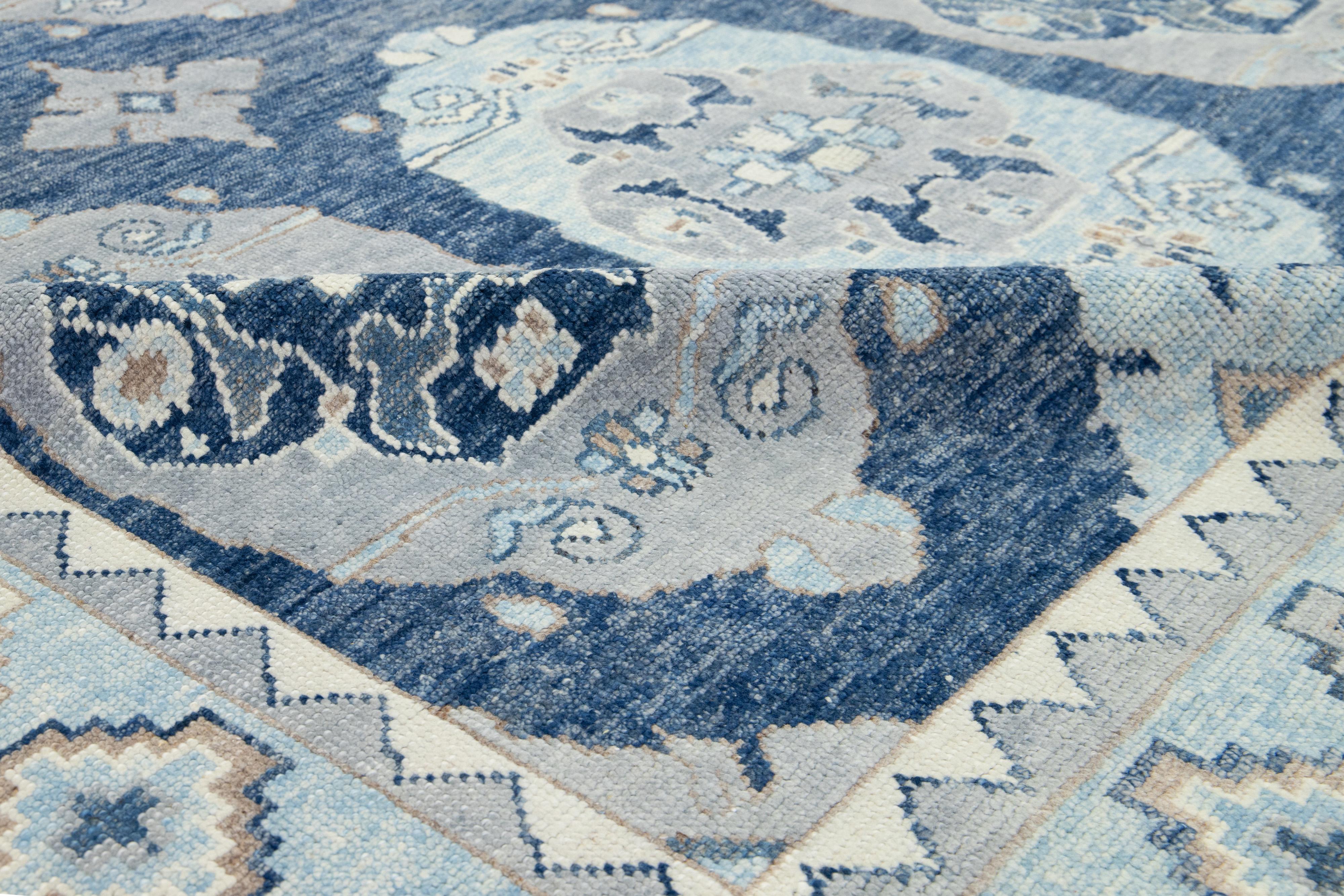Allover Designierter moderner türkischer Oushak-Wollteppich in Blau im Angebot 3