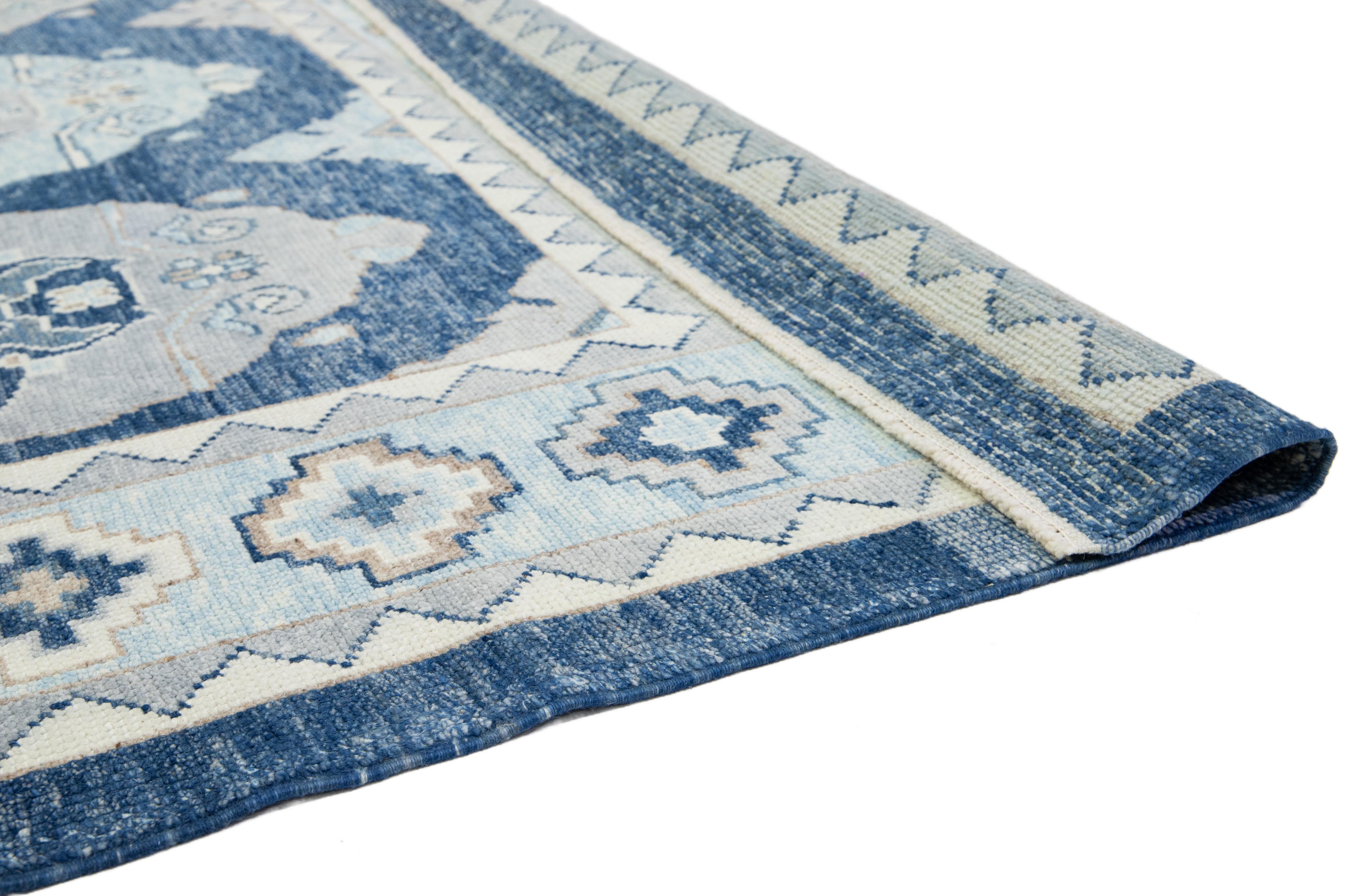 Allover Designierter moderner türkischer Oushak-Wollteppich in Blau (Türkisch) im Angebot