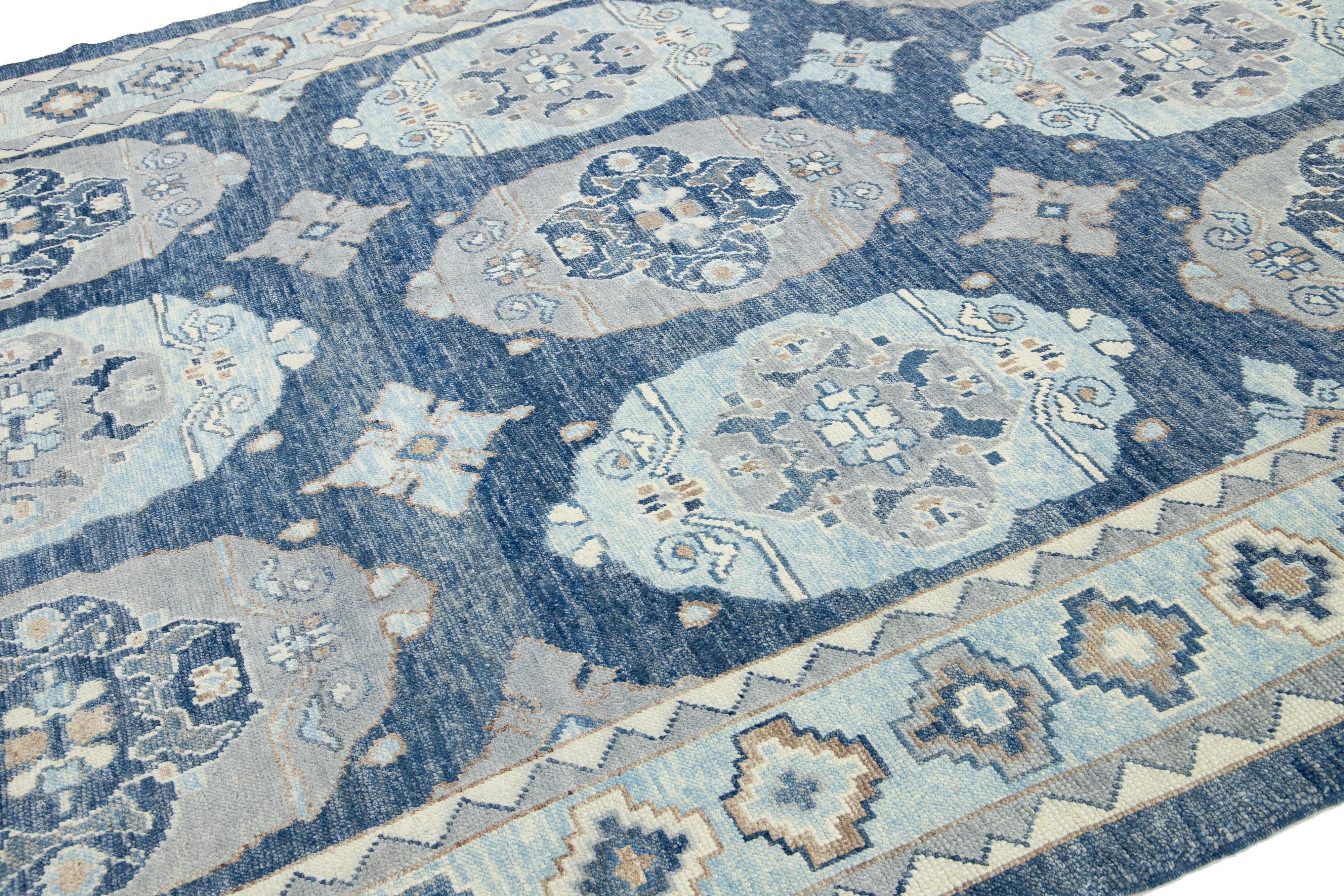 Allover Designierter moderner türkischer Oushak-Wollteppich in Blau (Handgeknüpft) im Angebot