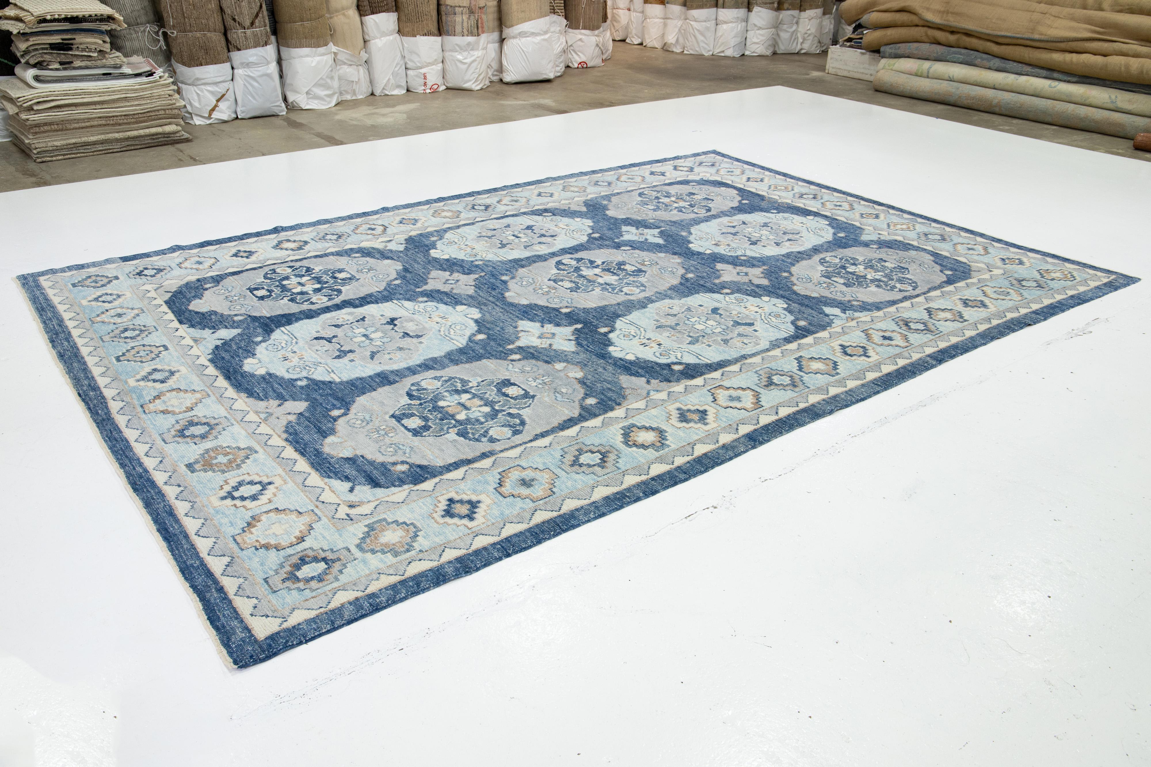 Allover Designierter moderner türkischer Oushak-Wollteppich in Blau im Zustand „Neu“ im Angebot in Norwalk, CT