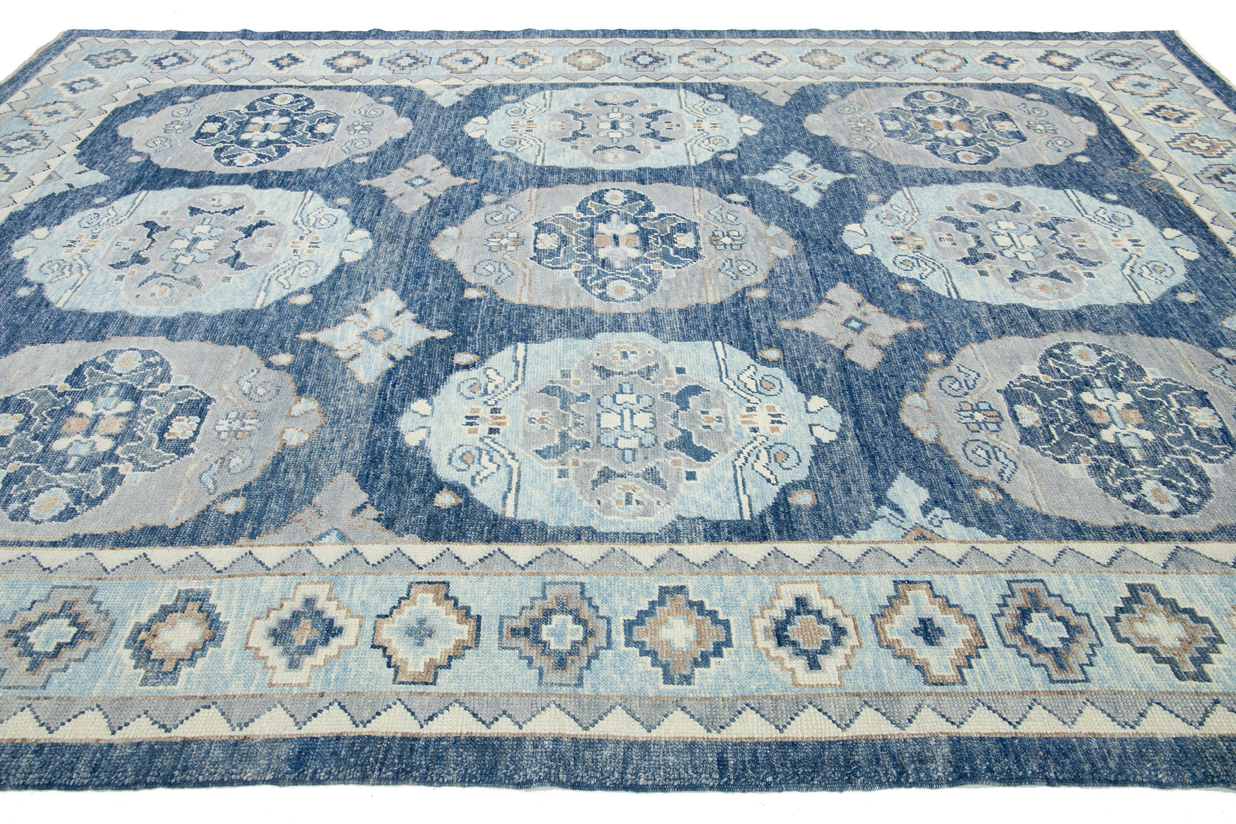 Allover Designierter moderner türkischer Oushak-Wollteppich in Blau (21. Jahrhundert und zeitgenössisch) im Angebot