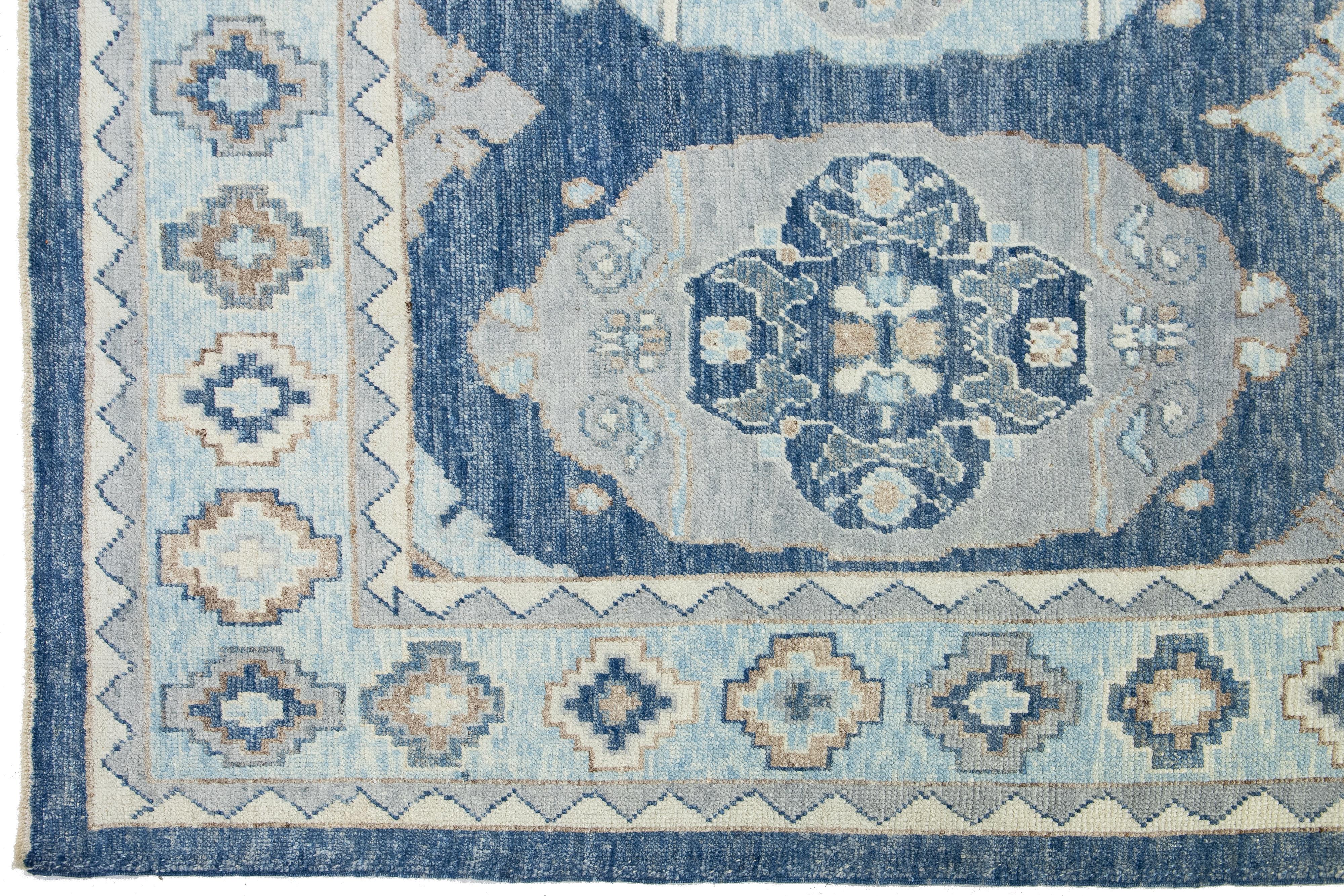 Allover Designierter moderner türkischer Oushak-Wollteppich in Blau (Wolle) im Angebot