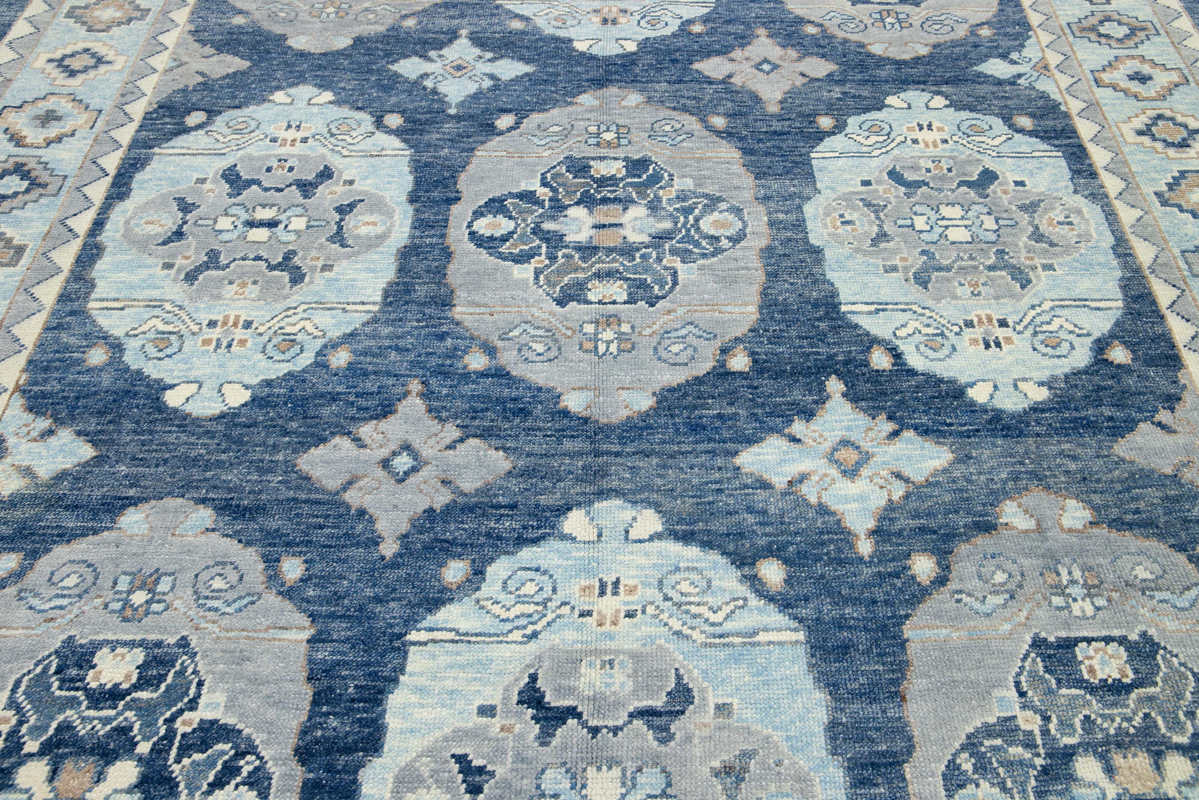 Allover Designierter moderner türkischer Oushak-Wollteppich in Blau im Angebot 1