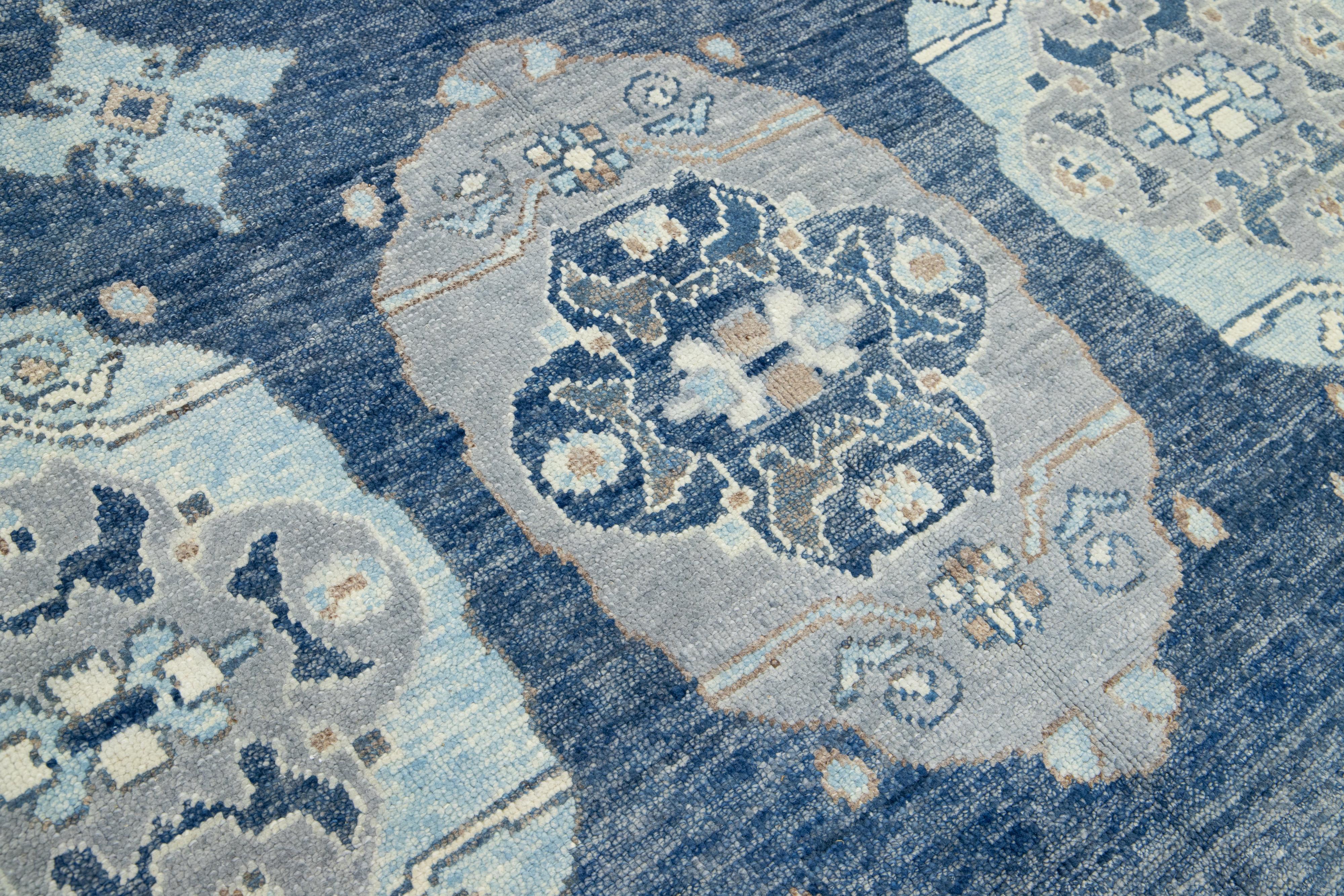 Allover Designierter moderner türkischer Oushak-Wollteppich in Blau im Angebot 2