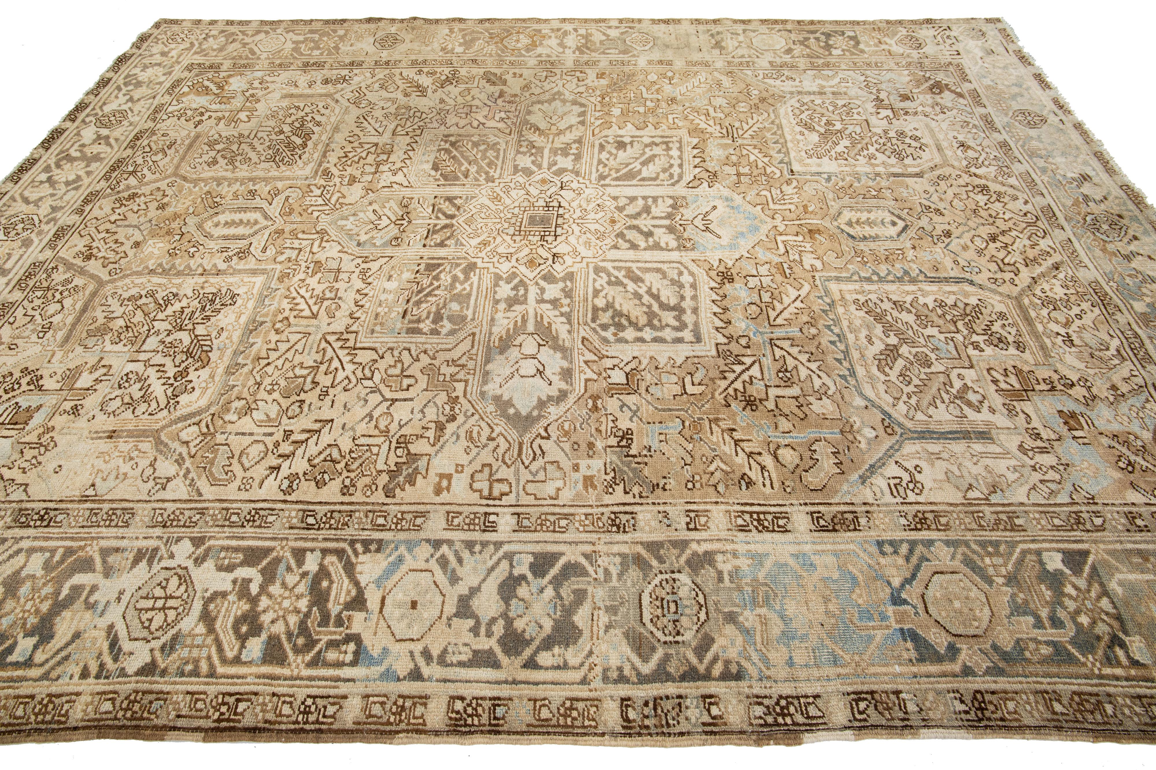  Allover entworfen Persisch Heriz Antike Wolle Teppich In hellbraun aus den 1920er Jahren (Frühes 20. Jahrhundert) im Angebot