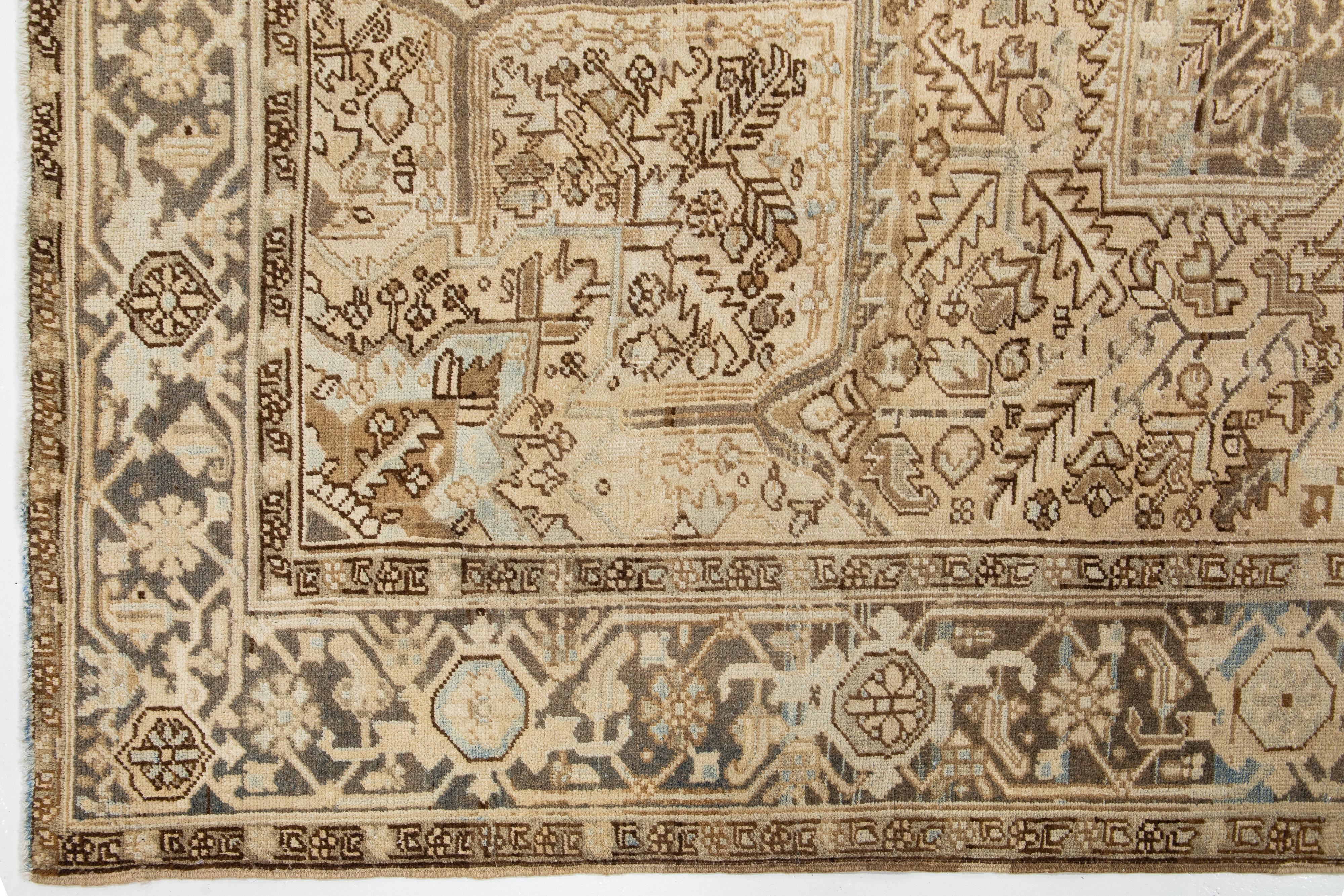  Allover entworfen Persisch Heriz Antike Wolle Teppich In hellbraun aus den 1920er Jahren im Angebot 1