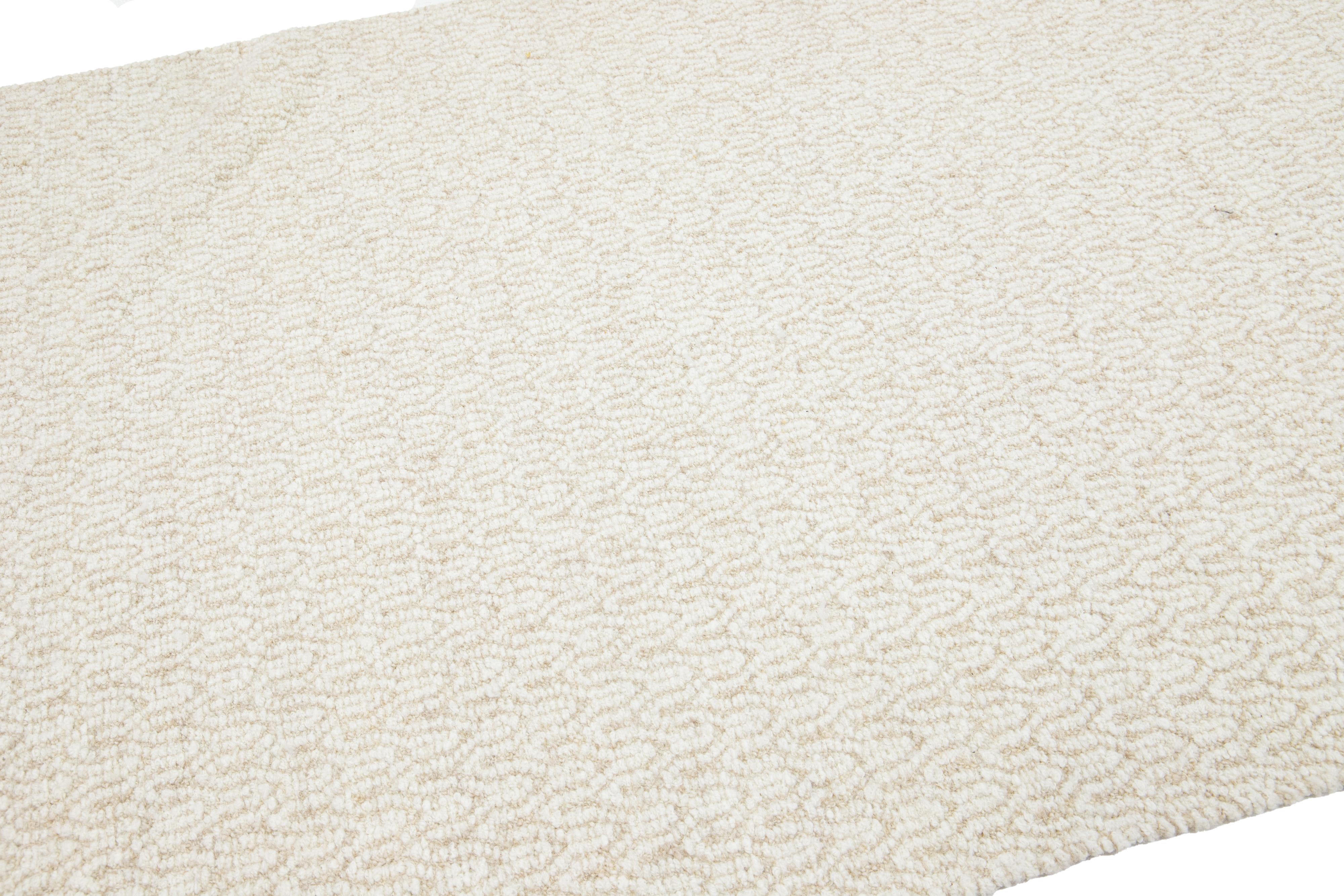 Annodato a mano Tappeto Allover Designed in lana Texture in Beige di Apadana in vendita