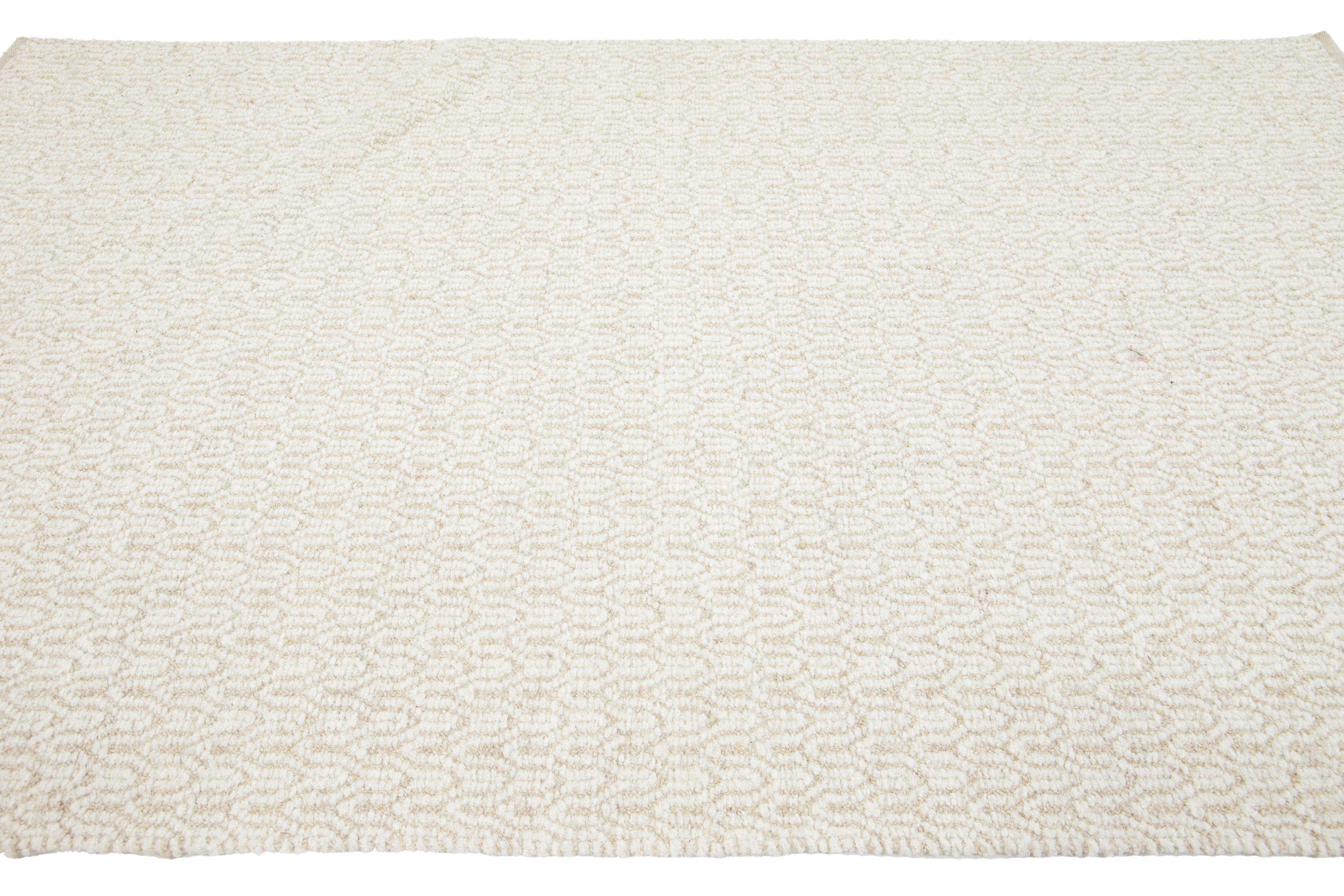 Tappeto Allover Designed in lana Texture in Beige di Apadana In condizioni Nuovo in vendita a Norwalk, CT
