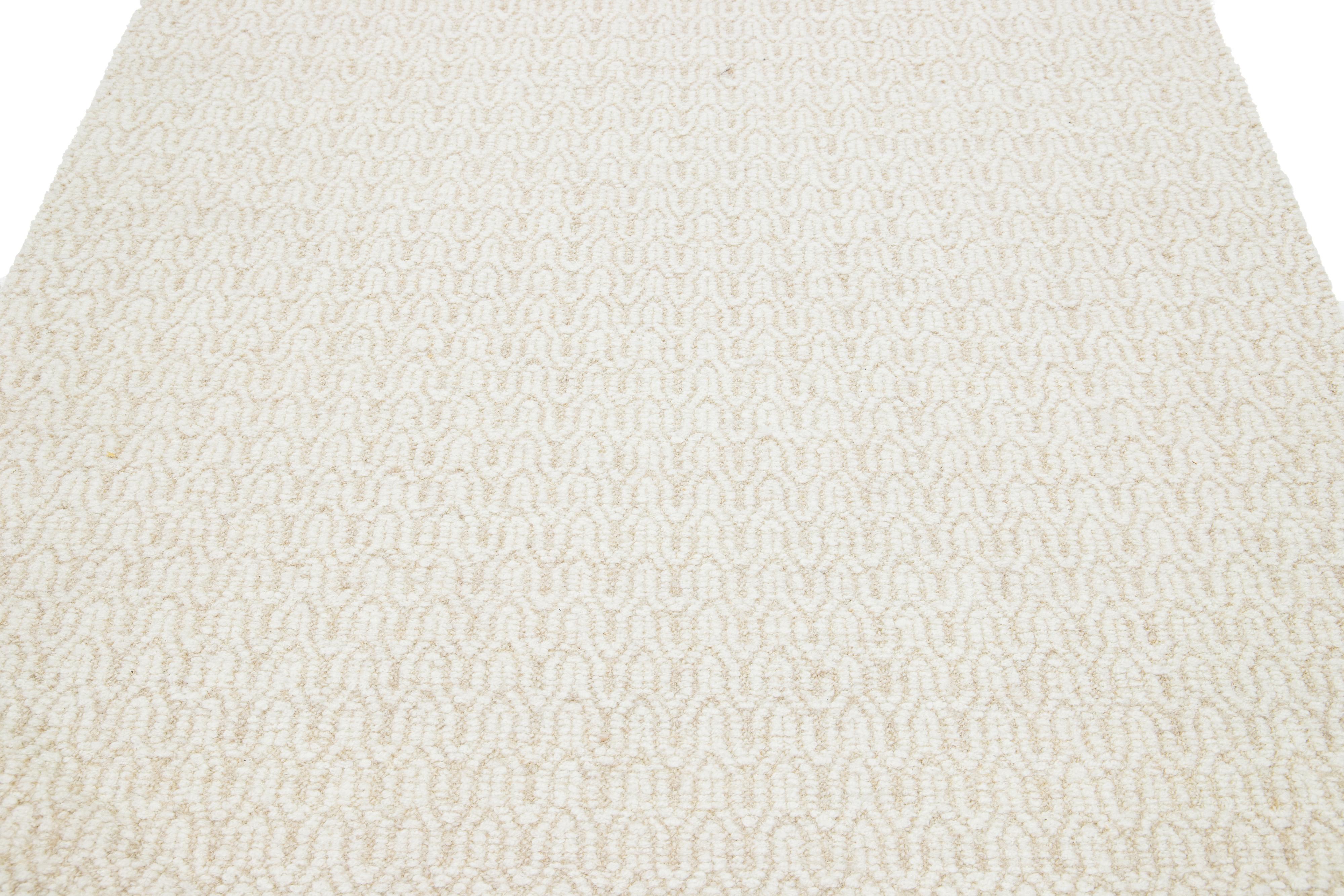 Lana Tappeto Allover Designed in lana Texture in Beige di Apadana in vendita