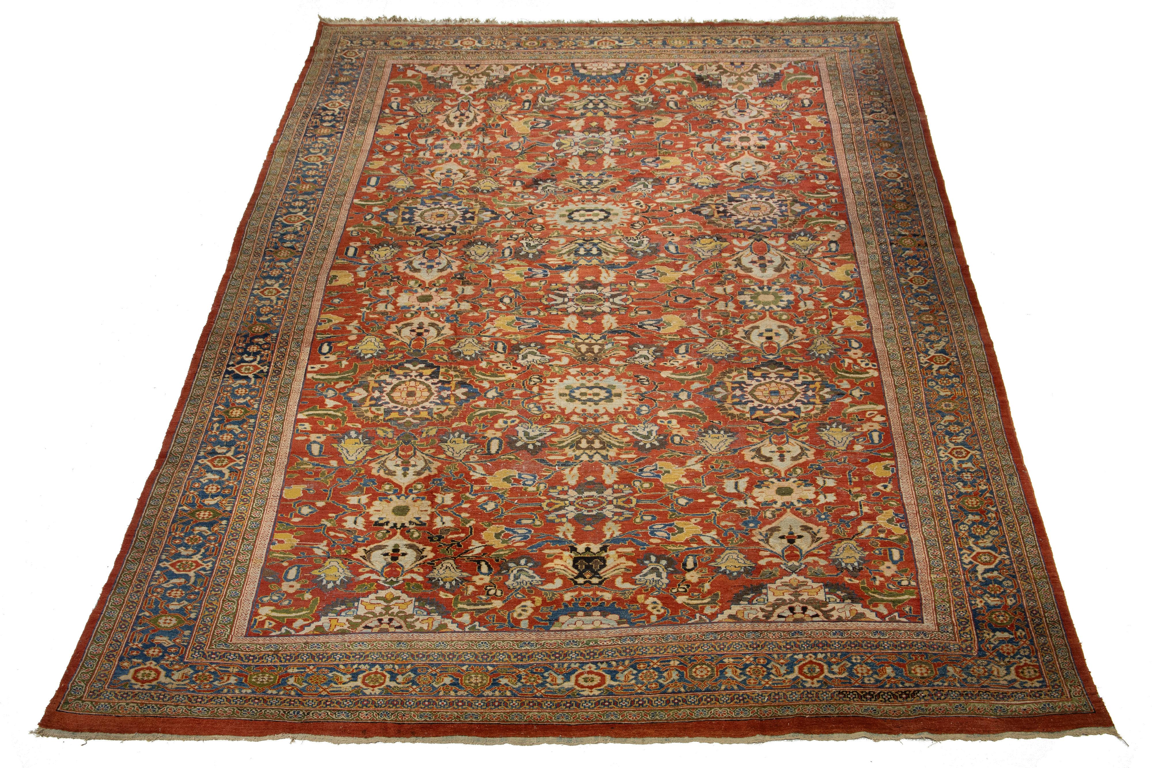 Si tratta di un bellissimo tappeto in lana Antique Mahal, unico nel suo genere e annodato a mano, con campo rosso. Questo tappeto persiano presenta un motivo floreale ornato da sfumature di blu, giallo, beige e verde.

Questo tappeto misura 13'11