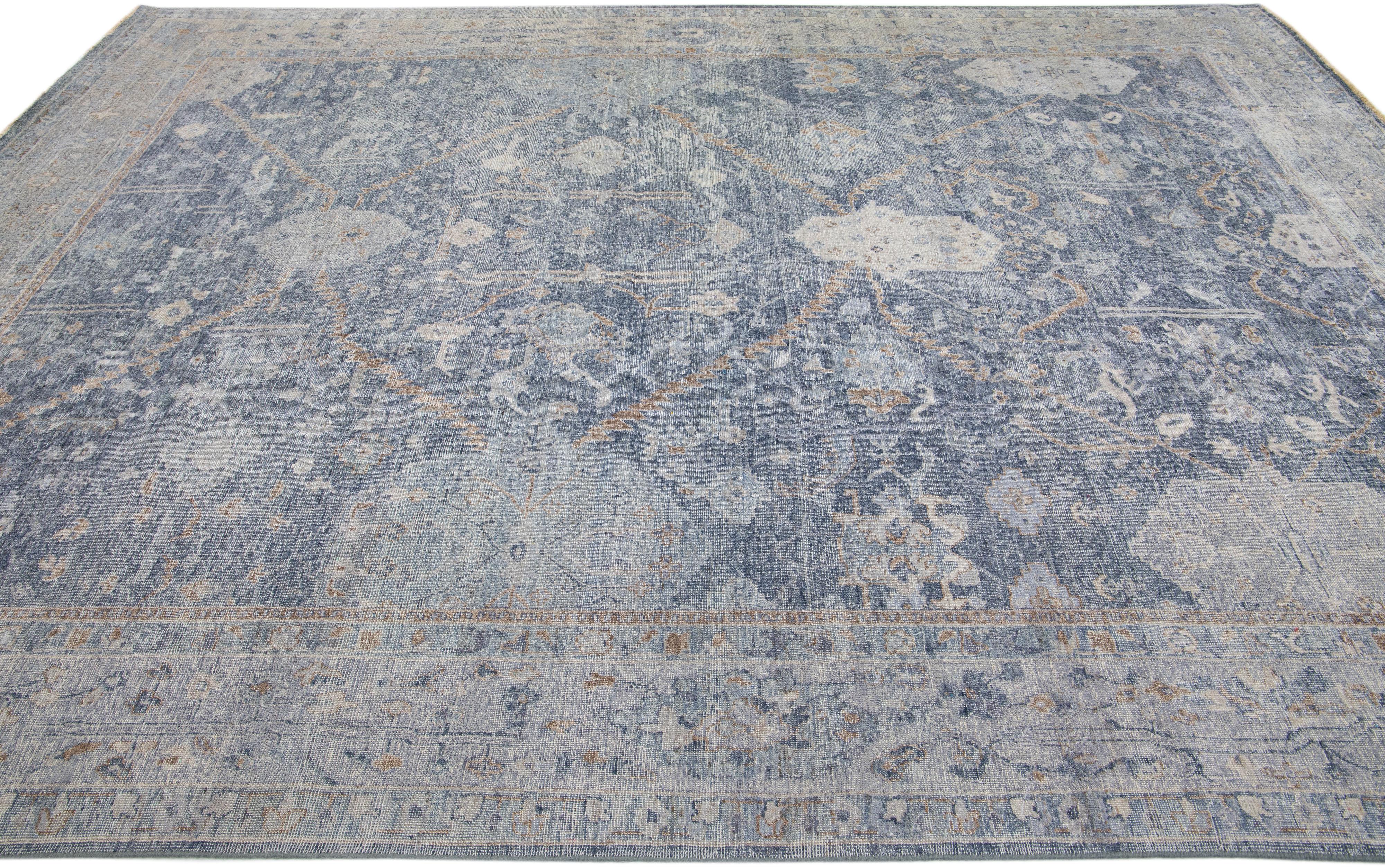 Moderner indischer Teppich aus Wolle mit Blumenmuster in Grau von Apadana  im Zustand „Neu“ im Angebot in Norwalk, CT