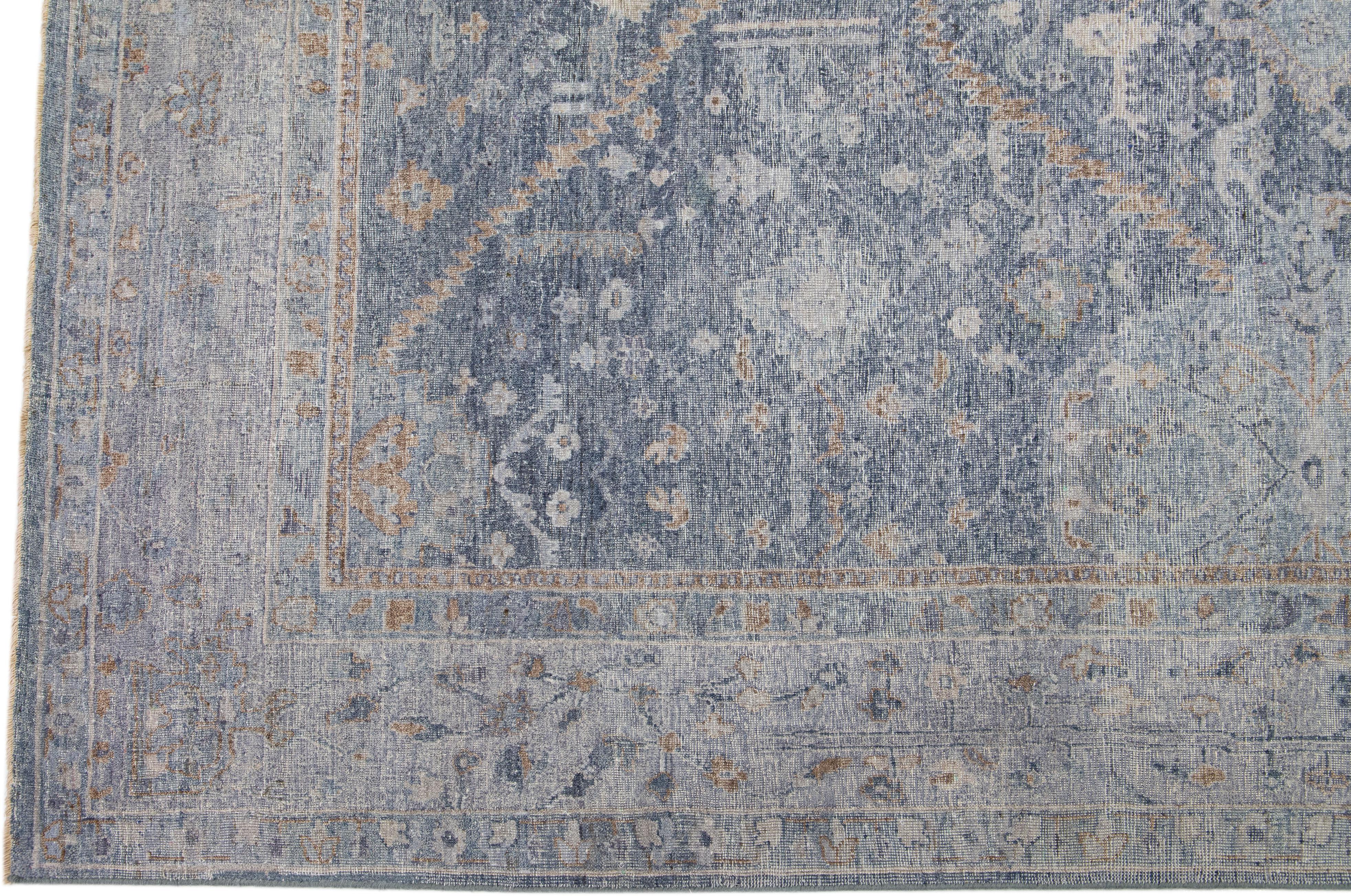 Moderner indischer Teppich aus Wolle mit Blumenmuster in Grau von Apadana  (21. Jahrhundert und zeitgenössisch) im Angebot