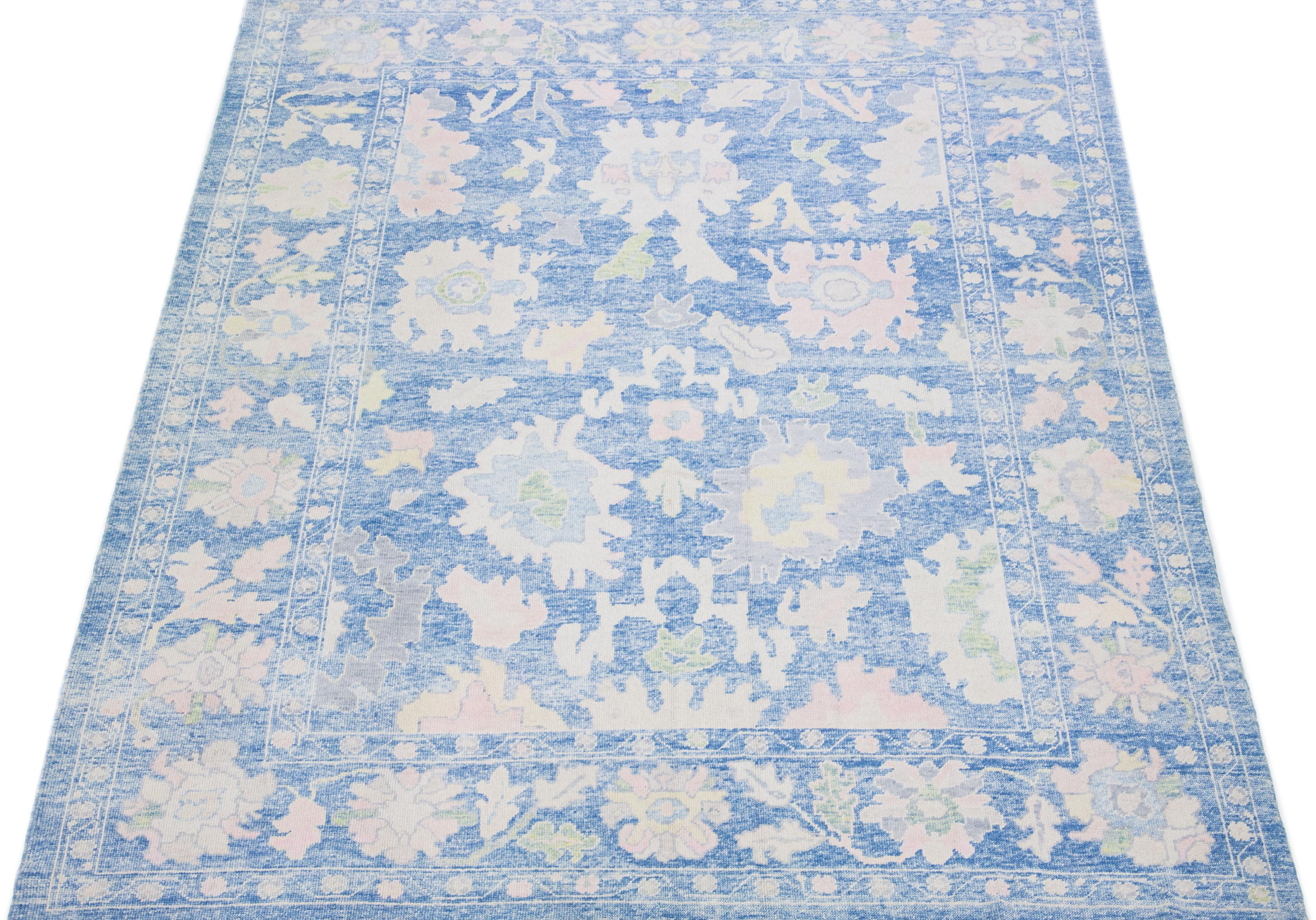 Moderner türkischer Oushak-Teppich aus blauer Wolle mit Blumenmuster (Türkisch) im Angebot