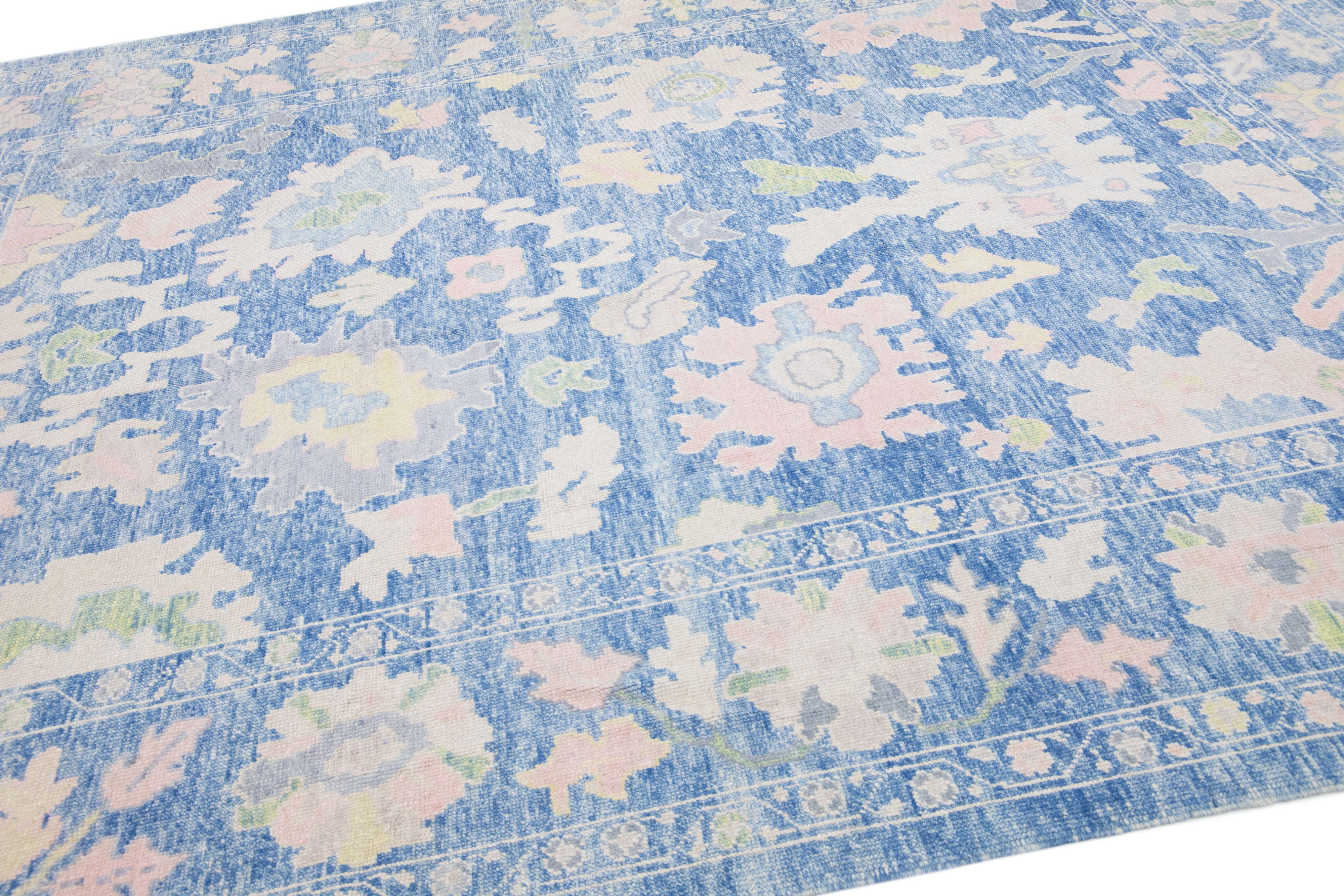Moderner türkischer Oushak-Teppich aus blauer Wolle mit Blumenmuster (Handgeknüpft) im Angebot
