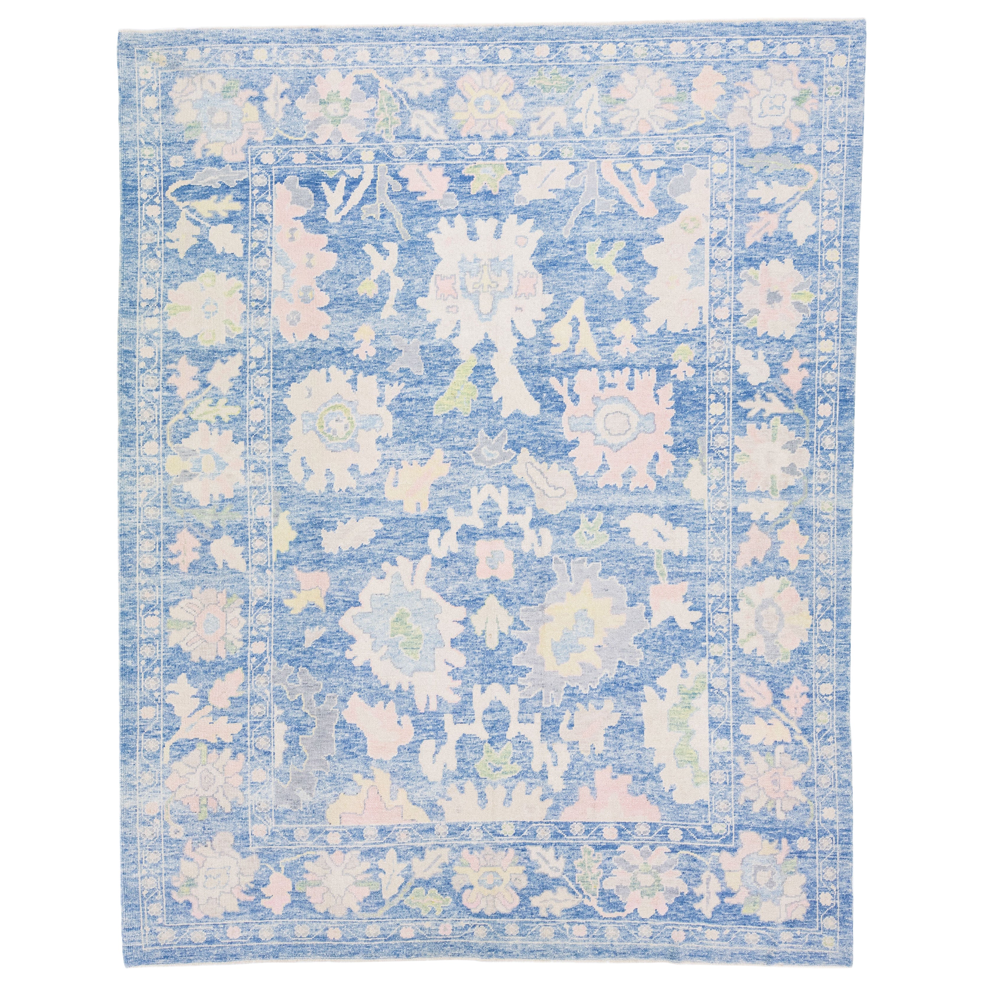 Moderner türkischer Oushak-Teppich aus blauer Wolle mit Blumenmuster