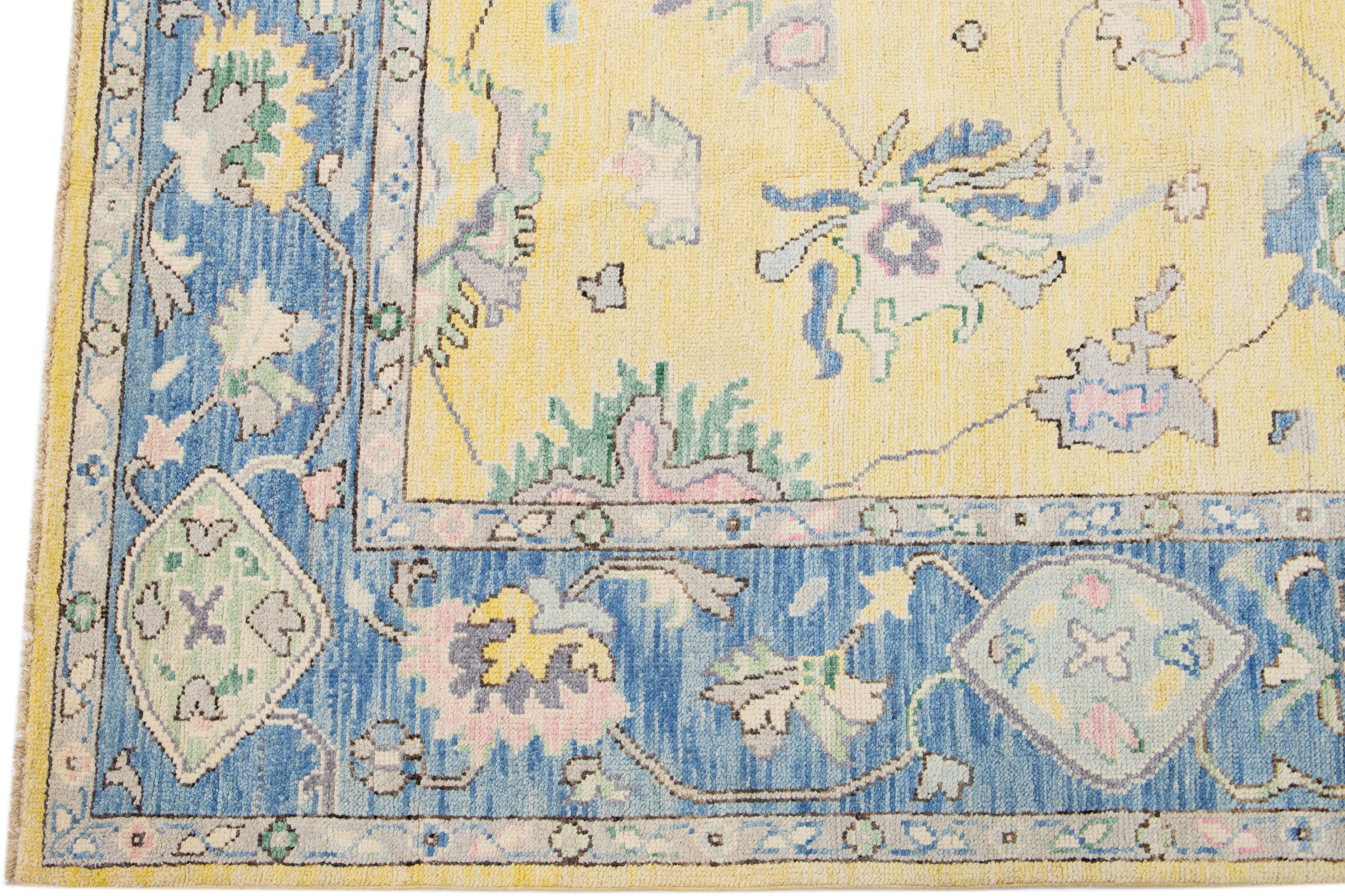 Tapis moderne turc Oushak en laine jaune à motifs floraux faits à la main Neuf - En vente à Norwalk, CT