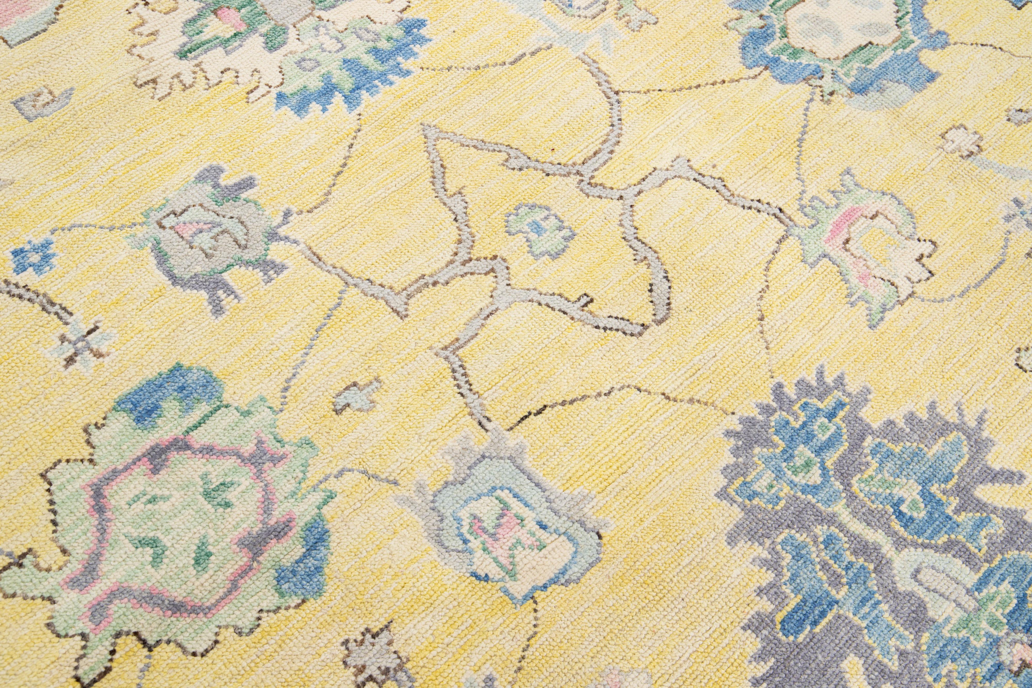 XXIe siècle et contemporain Tapis moderne turc Oushak en laine jaune à motifs floraux faits à la main en vente