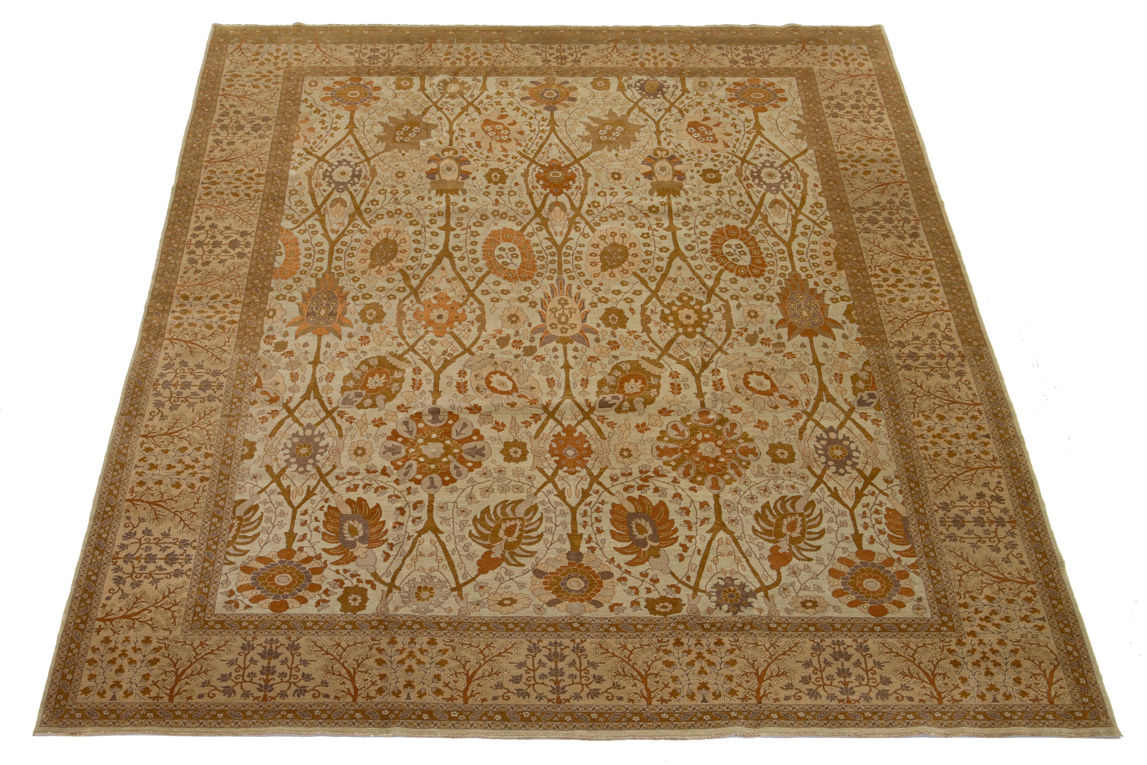 Questo tappeto in lana è un Tabriz persiano con un classico motivo floreale all-over. Lo sfondo beige contrasta il disegno, che presenta sfumature di arancione ruggine, giallo, viola e marrone.

Questo tappeto misura  9'1