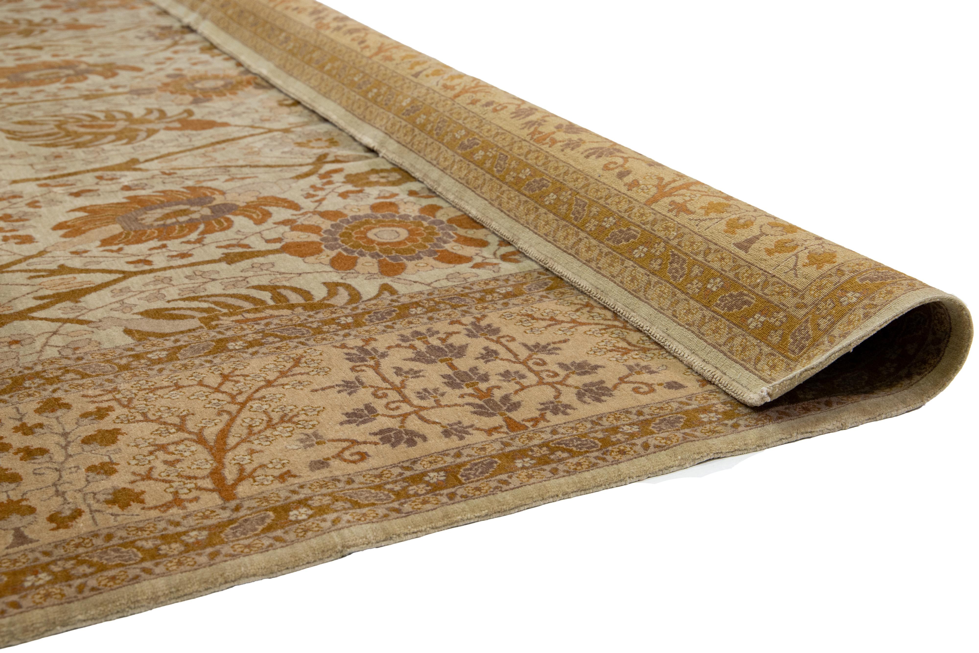 Persiano Tappeto persiano Tabriz in lana beige con motivi floreali a tutto campo degli anni '40 in vendita