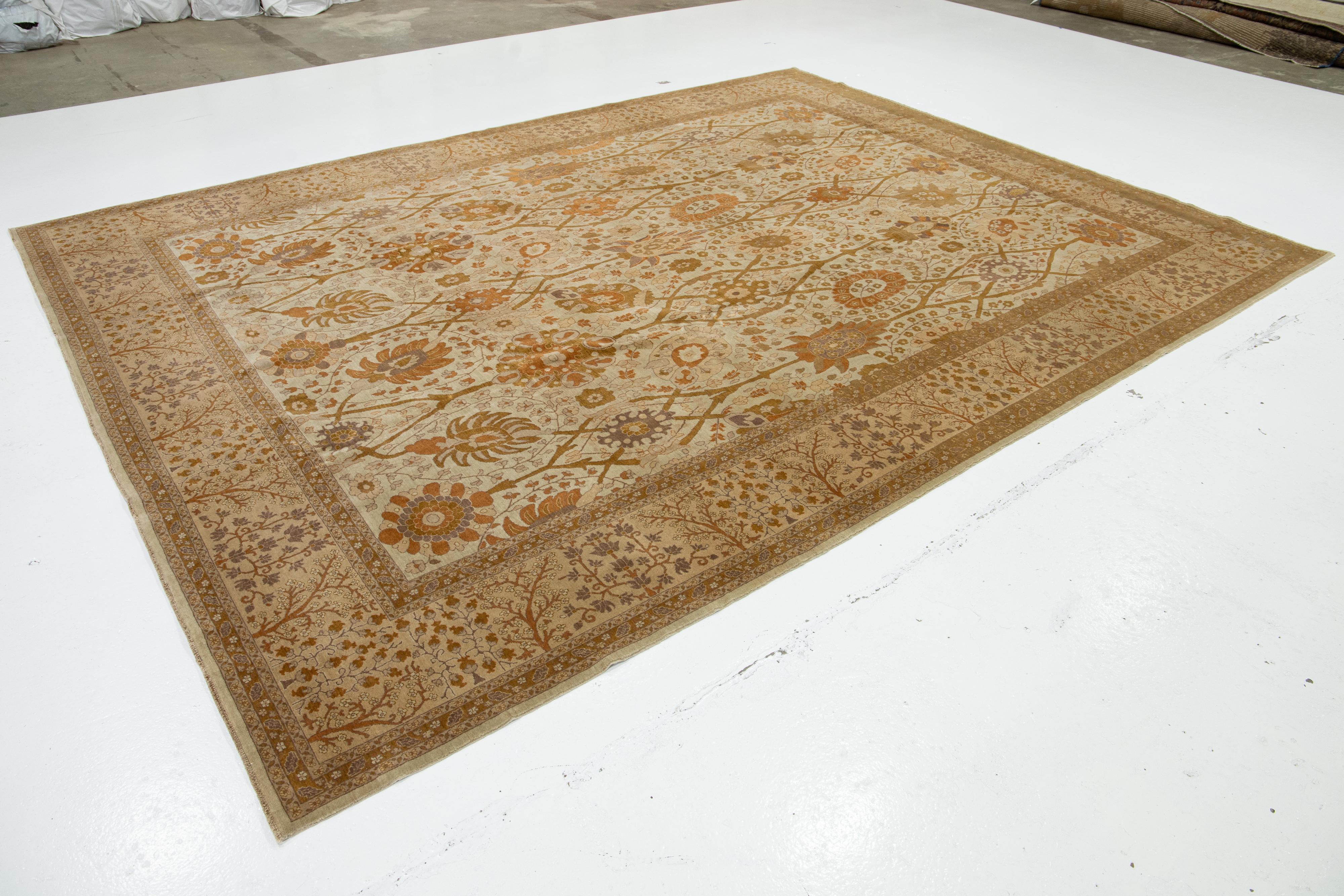 Annodato a mano Tappeto persiano Tabriz in lana beige con motivi floreali a tutto campo degli anni '40 in vendita