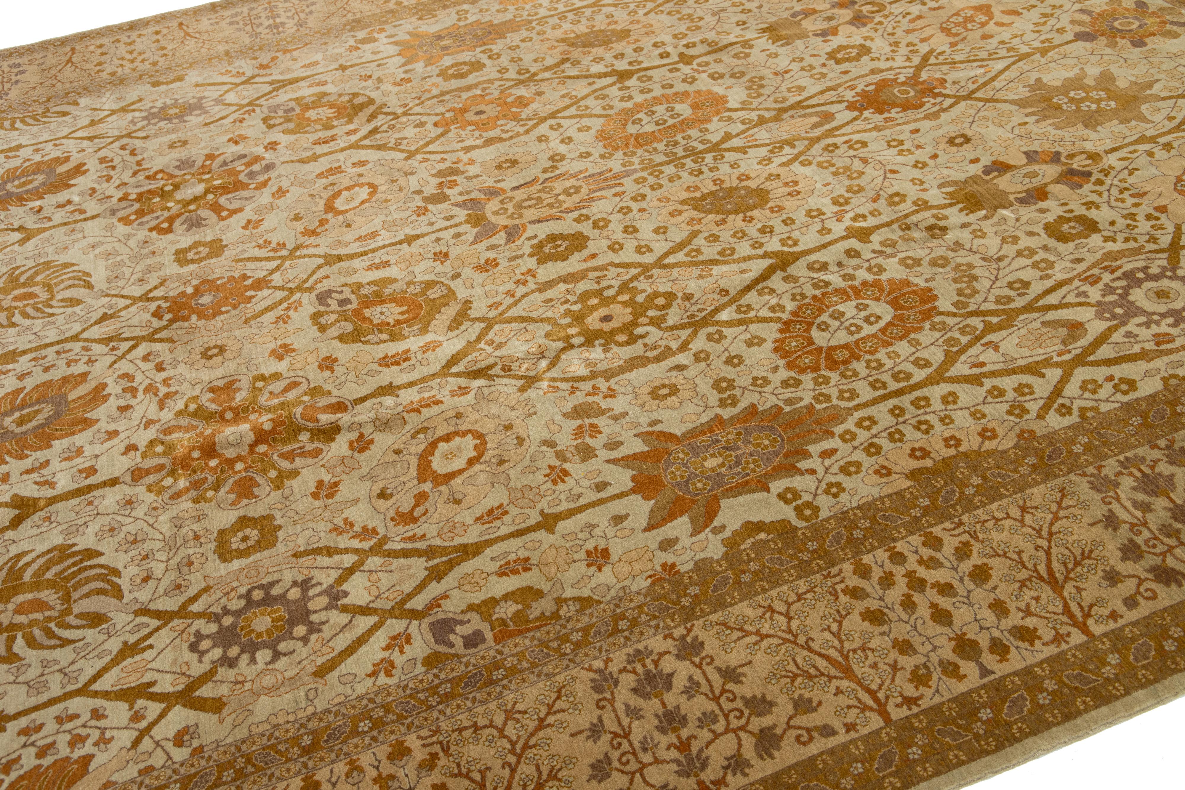 Tappeto persiano Tabriz in lana beige con motivi floreali a tutto campo degli anni '40 In condizioni buone in vendita a Norwalk, CT
