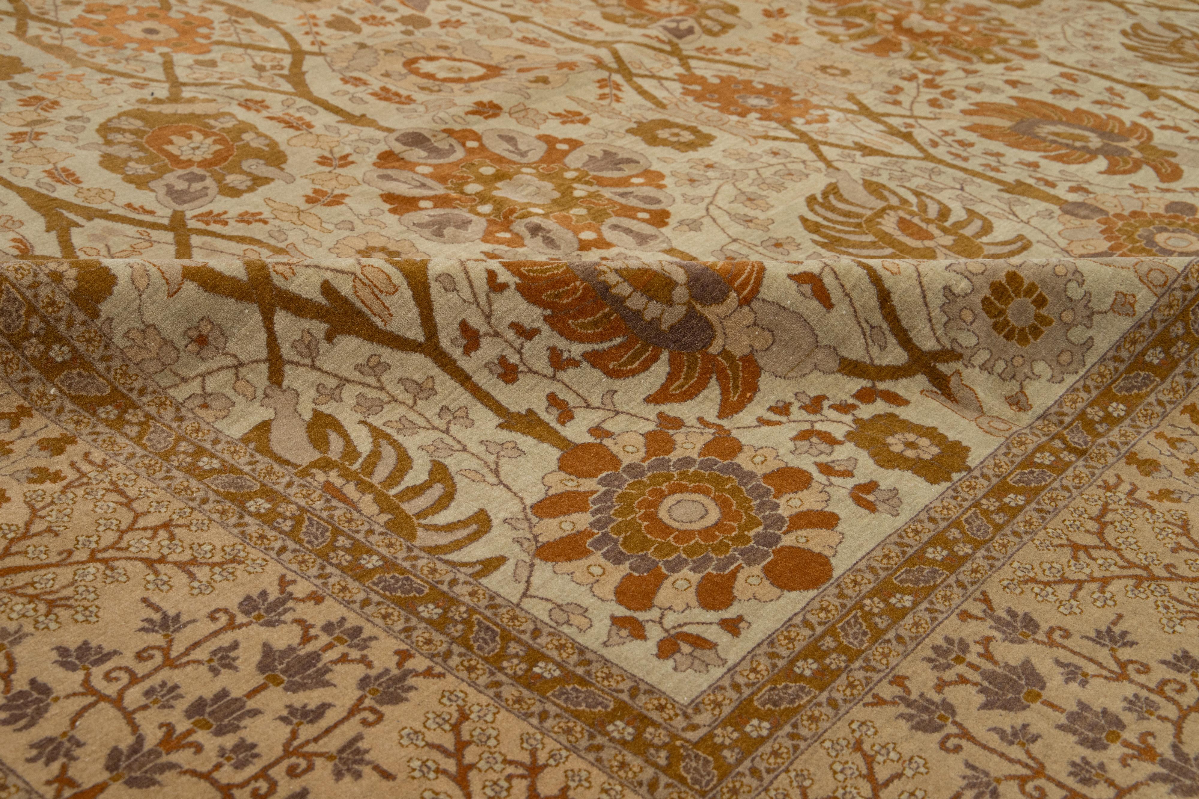 XX secolo Tappeto persiano Tabriz in lana beige con motivi floreali a tutto campo degli anni '40 in vendita