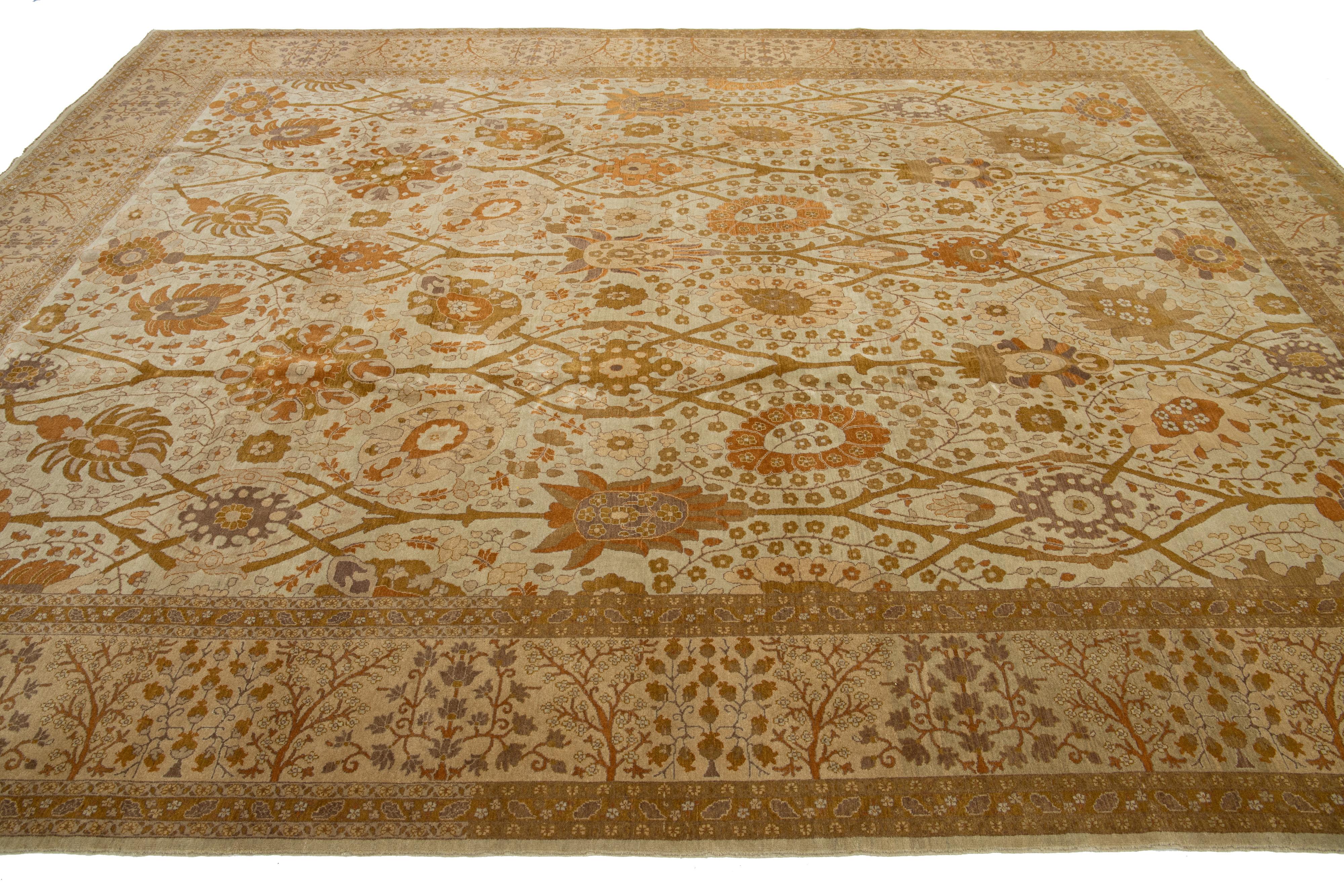 Lana Tappeto persiano Tabriz in lana beige con motivi floreali a tutto campo degli anni '40 in vendita