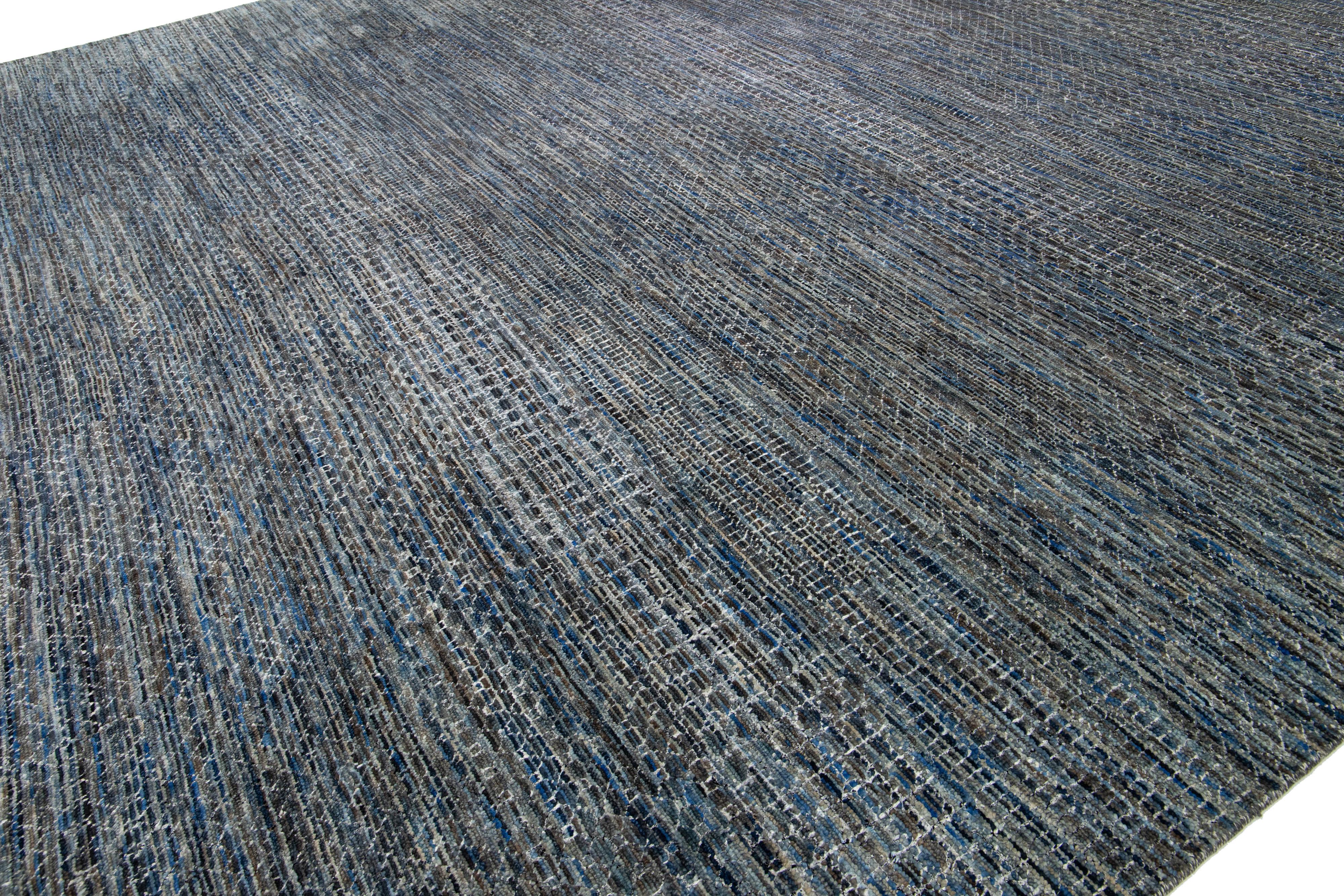 Indiano Allover geometrico moderno fatto a mano  Tappeto in lana nei colori grigio e blu in vendita