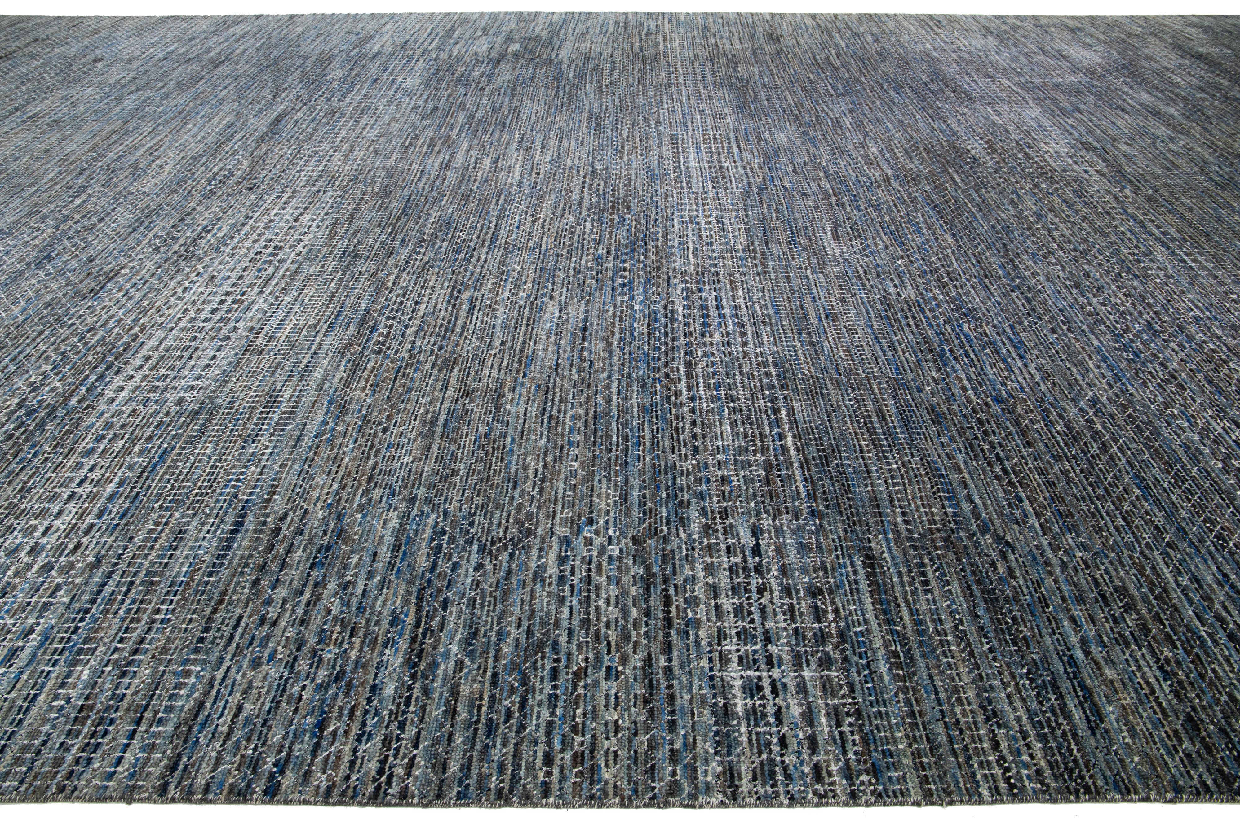 Annodato a mano Allover geometrico moderno fatto a mano  Tappeto in lana nei colori grigio e blu in vendita