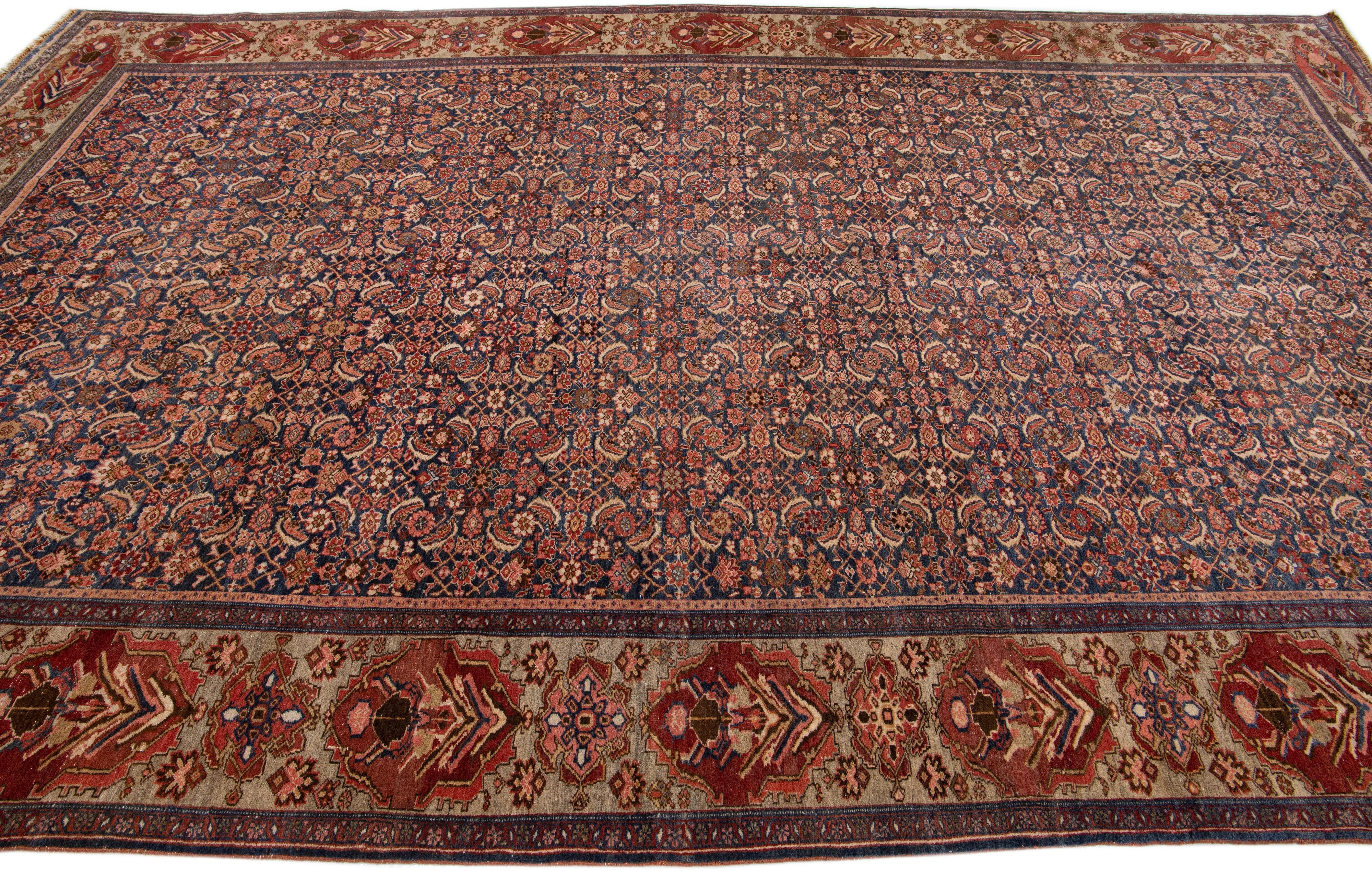 Allover Handgefertigter antiker Bidjar-Wollteppich mit blauem und rostfarbenem Farbfeld (Persisch) im Angebot