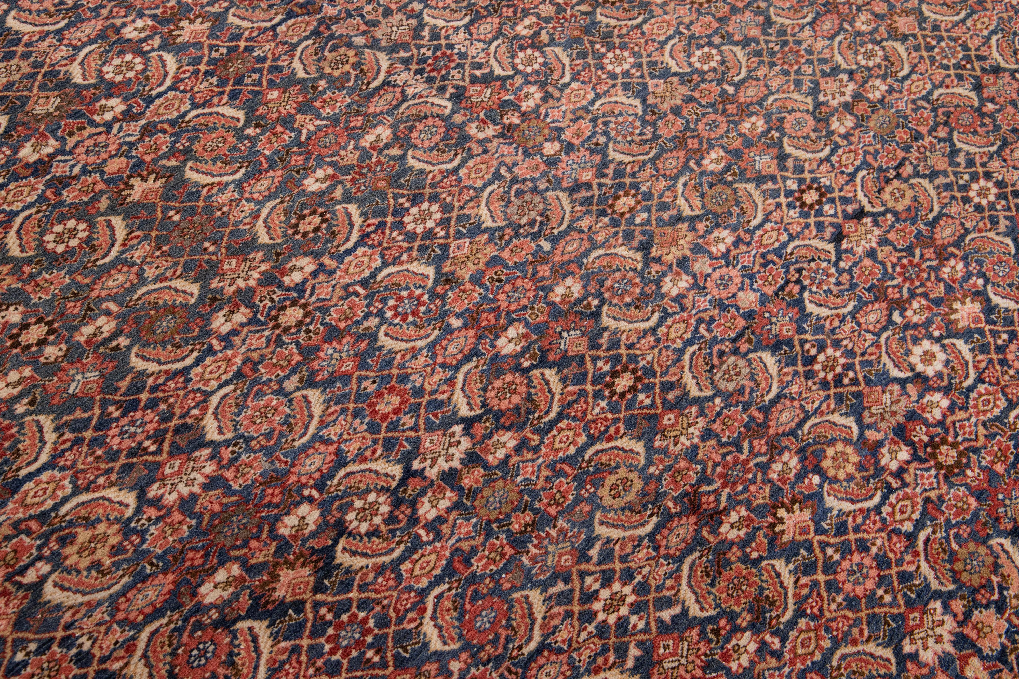 Allover Handgefertigter antiker Bidjar-Wollteppich mit blauem und rostfarbenem Farbfeld (20. Jahrhundert) im Angebot