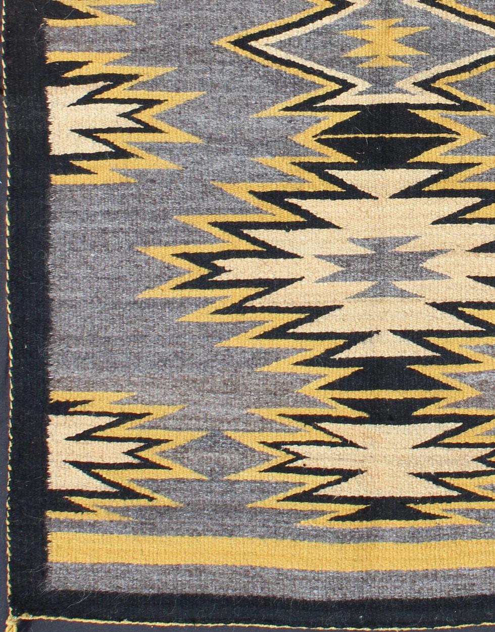 Américain Tapis tribal géométrique à médaillons multiples Navajo crème, or, gris et noir en vente