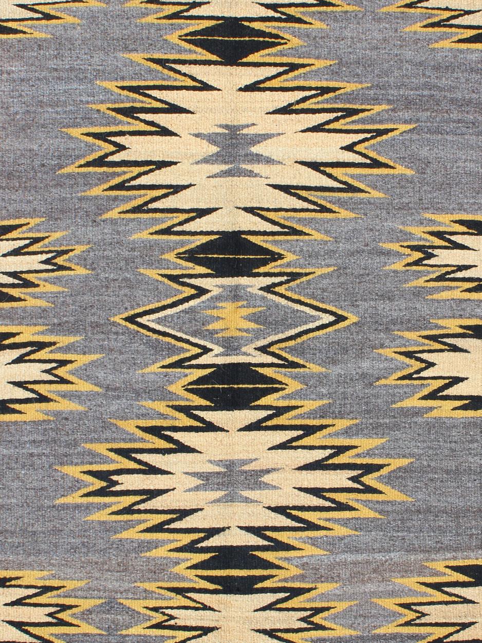 Tapis tribal géométrique à médaillons multiples Navajo crème, or, gris et noir Bon état - En vente à Atlanta, GA