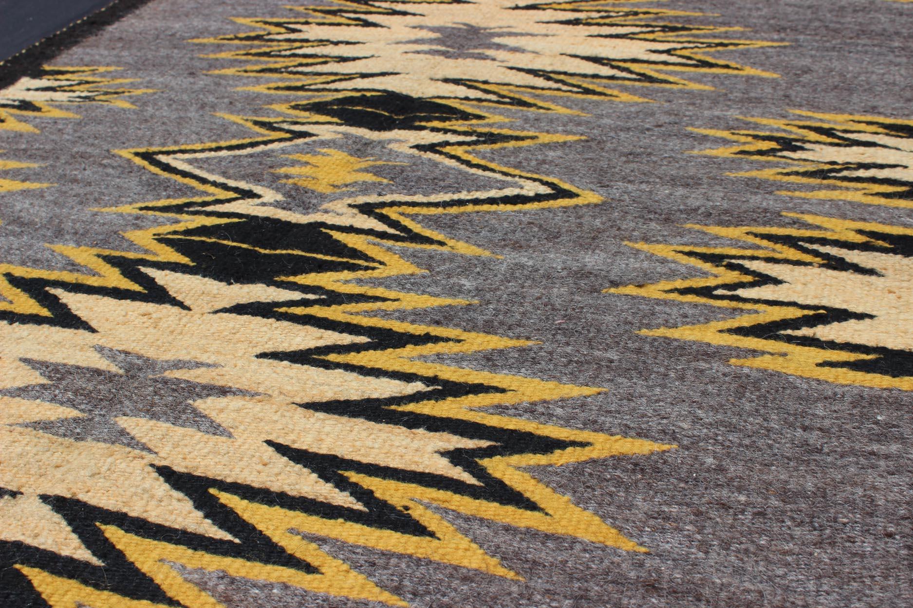 Alfombra Navajo Tribal Multimedallón Geométrica Crema, Dorada, Gris y Negra siglo XX en venta