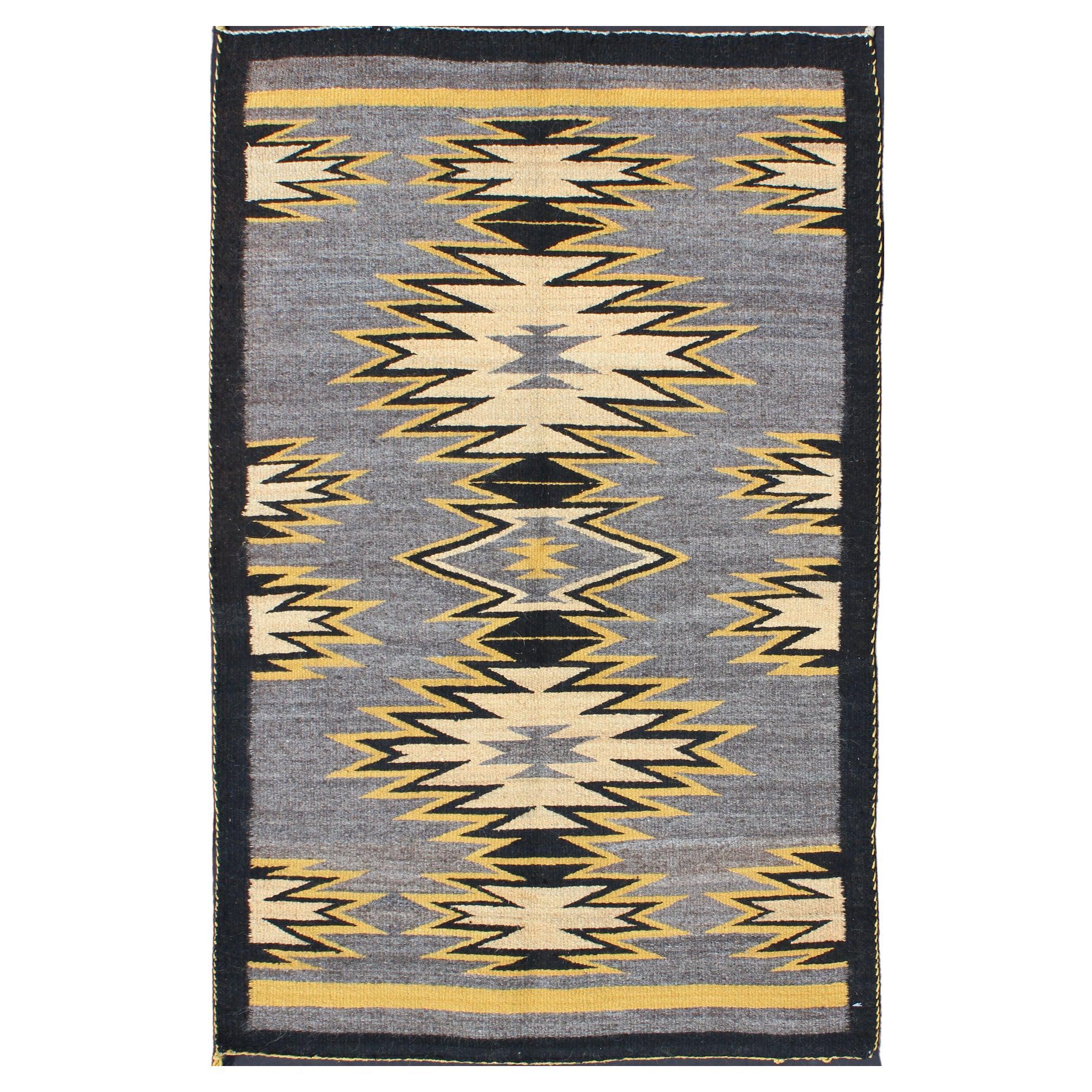 Geometrischer Navajo-Teppich mit mehr Medaillons mit Stammesmotiven in Creme, Gold, Grau und Schwarz