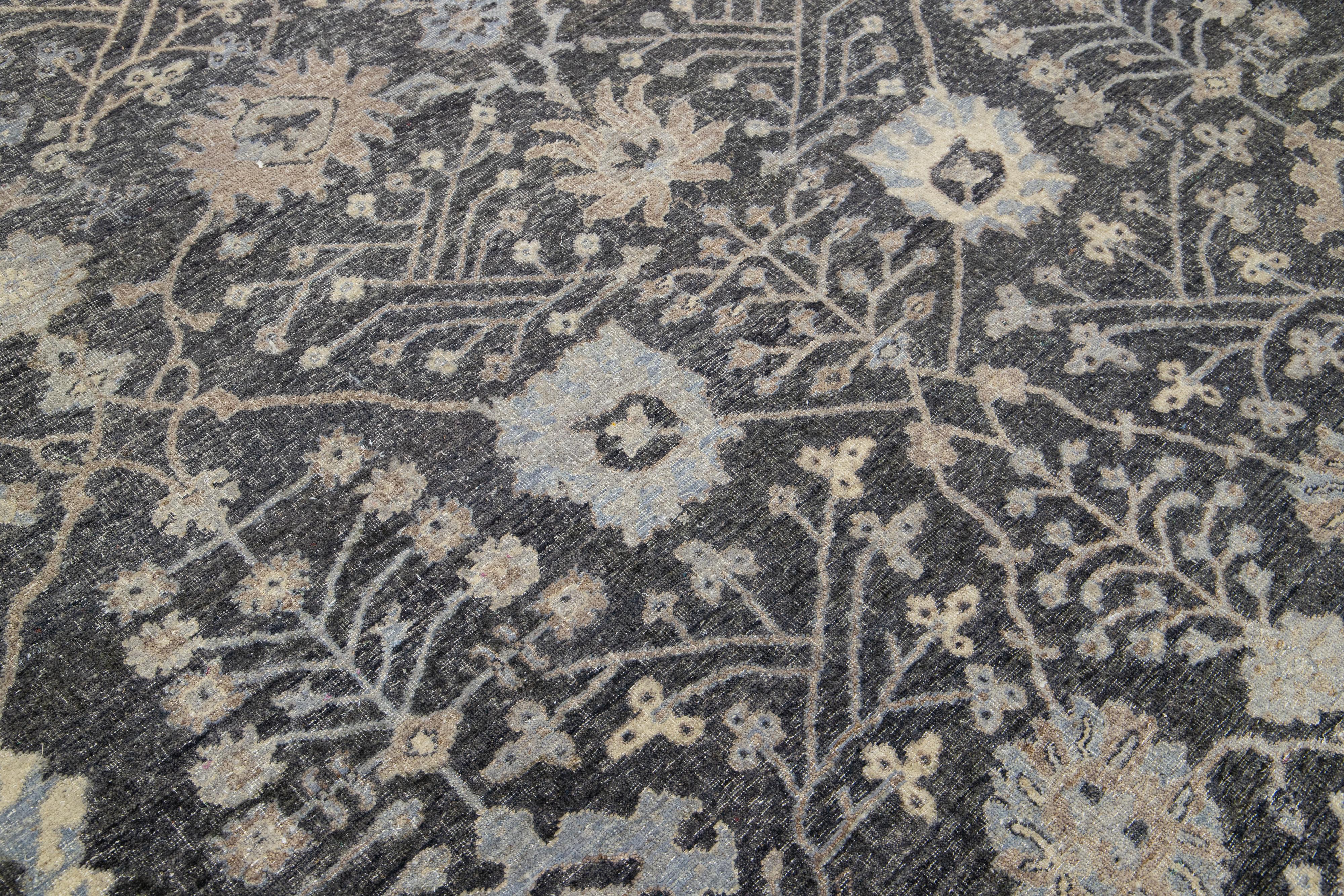 Allover Moderner Mahal-Teppich aus indischer Wolle in Holzkohle von Apadana im Angebot 1