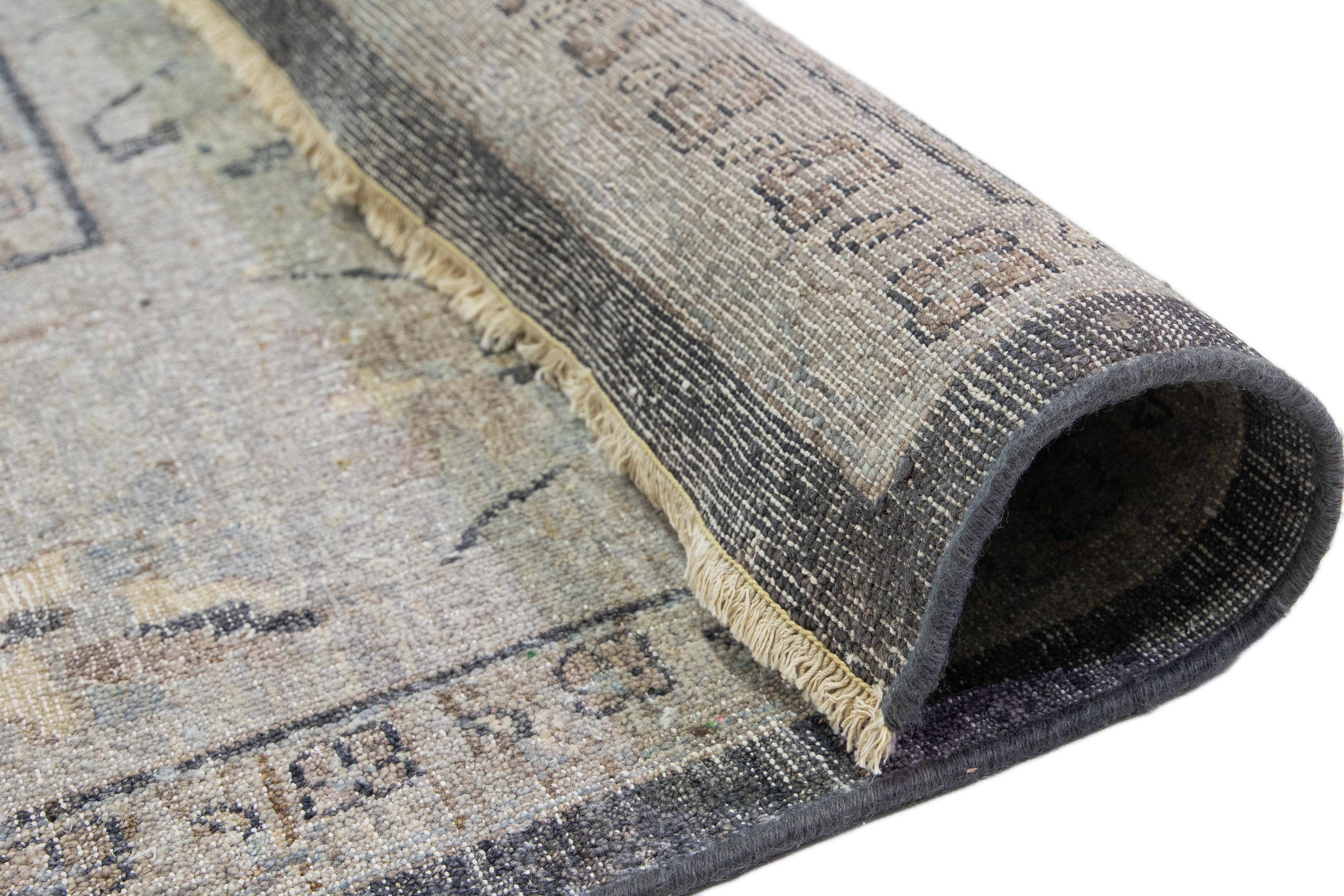 Allover Moderner Mahal-Teppich aus indischer Wolle in Holzkohle von Apadana im Angebot 3