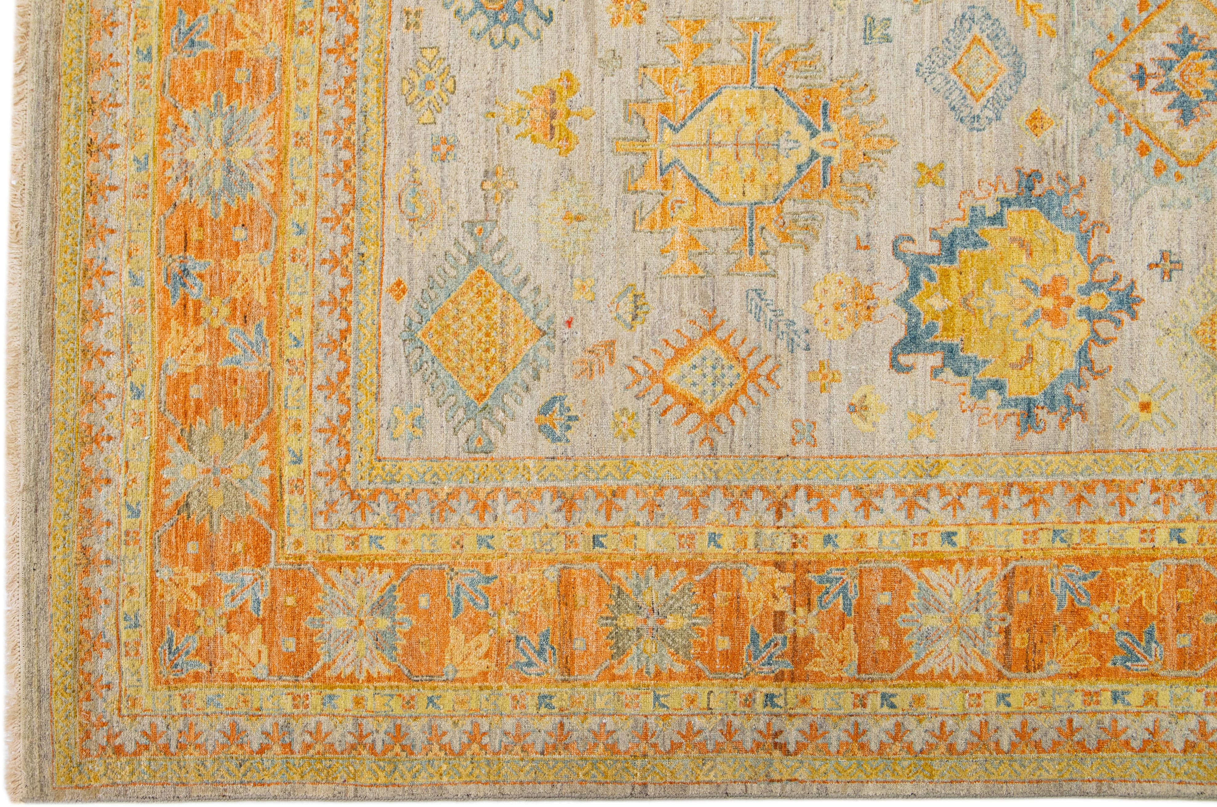 Annodato a mano Tappeto di lana persiano moderno in stile Tabriz fatto a mano in beige da Apadana in vendita