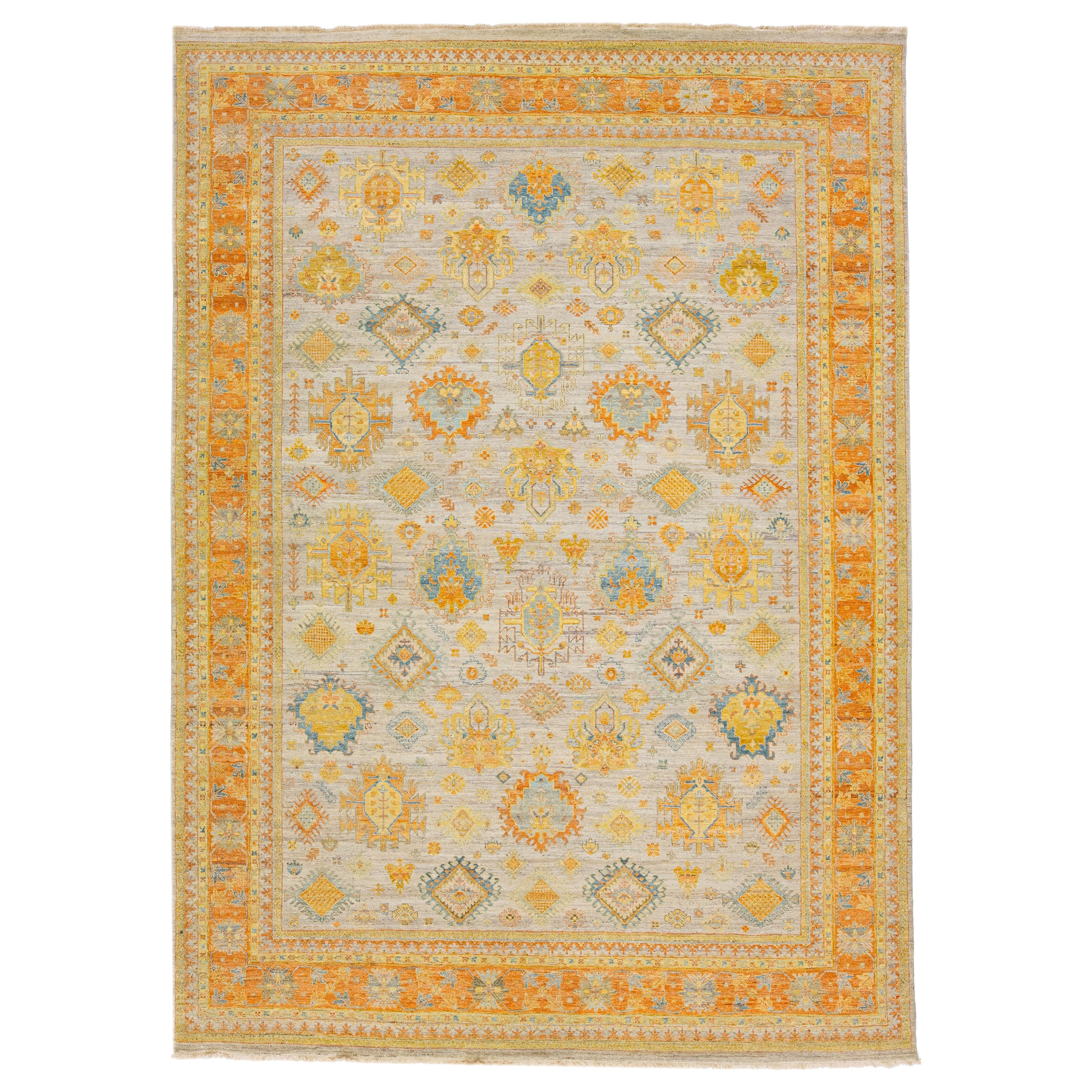 Tapis moderne persan en laine de style Tabriz entièrement réalisé à la main en beige par Apadana