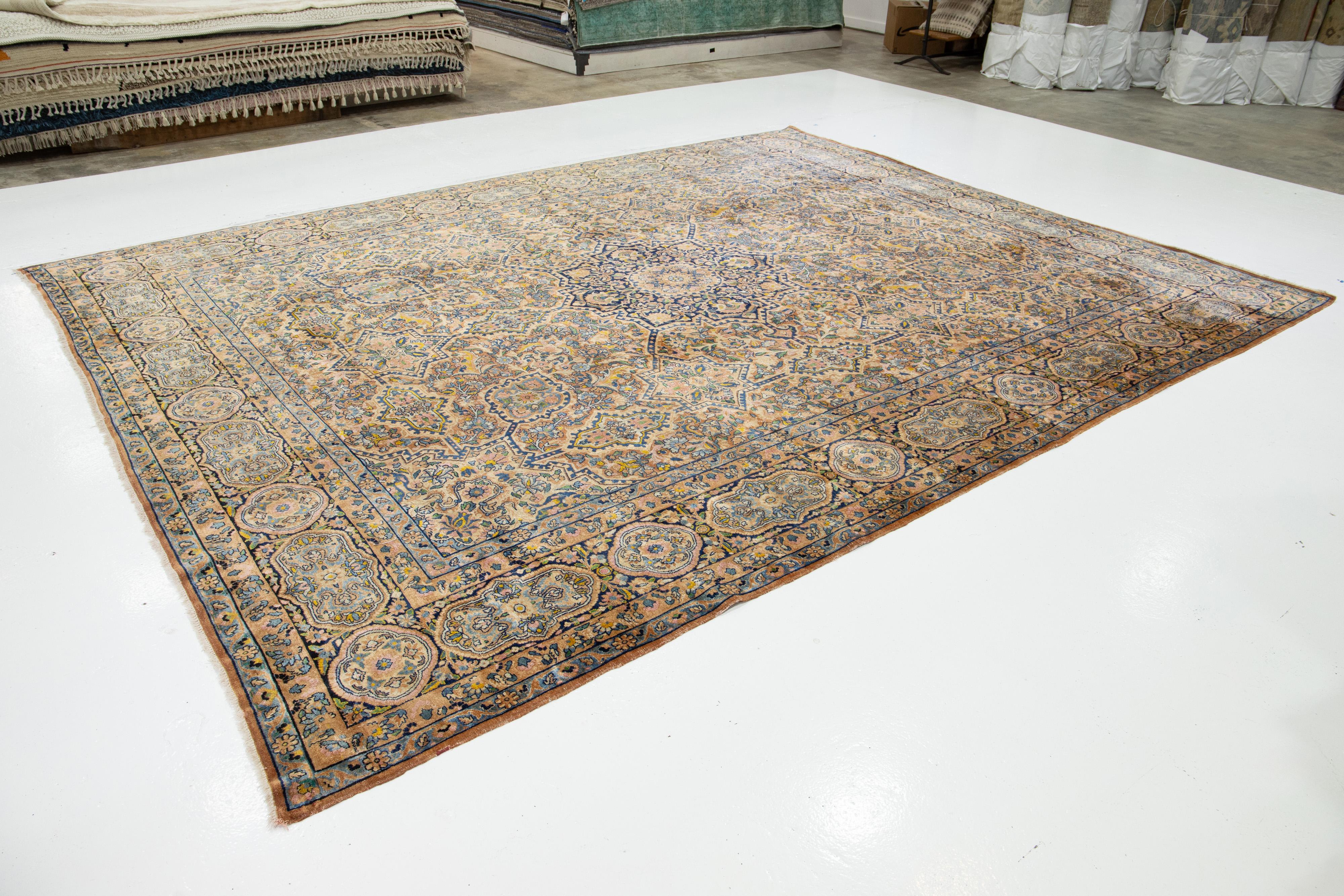 Allover-Motiv Antiker handgeknüpfter Kerman-Wollteppich in Brown (Handgeknüpft) im Angebot