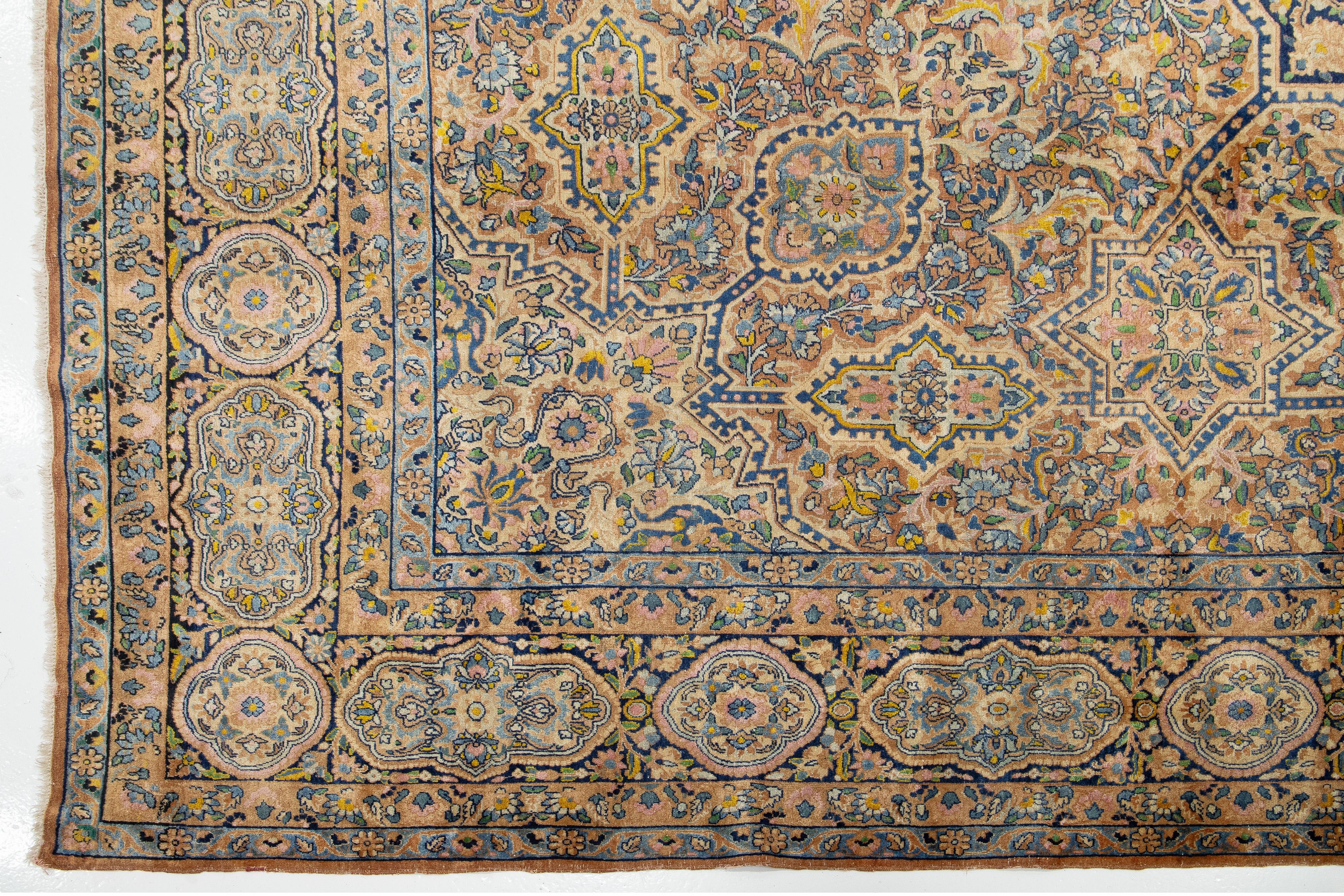 Allover-Motiv Antiker handgeknüpfter Kerman-Wollteppich in Brown (Wolle) im Angebot