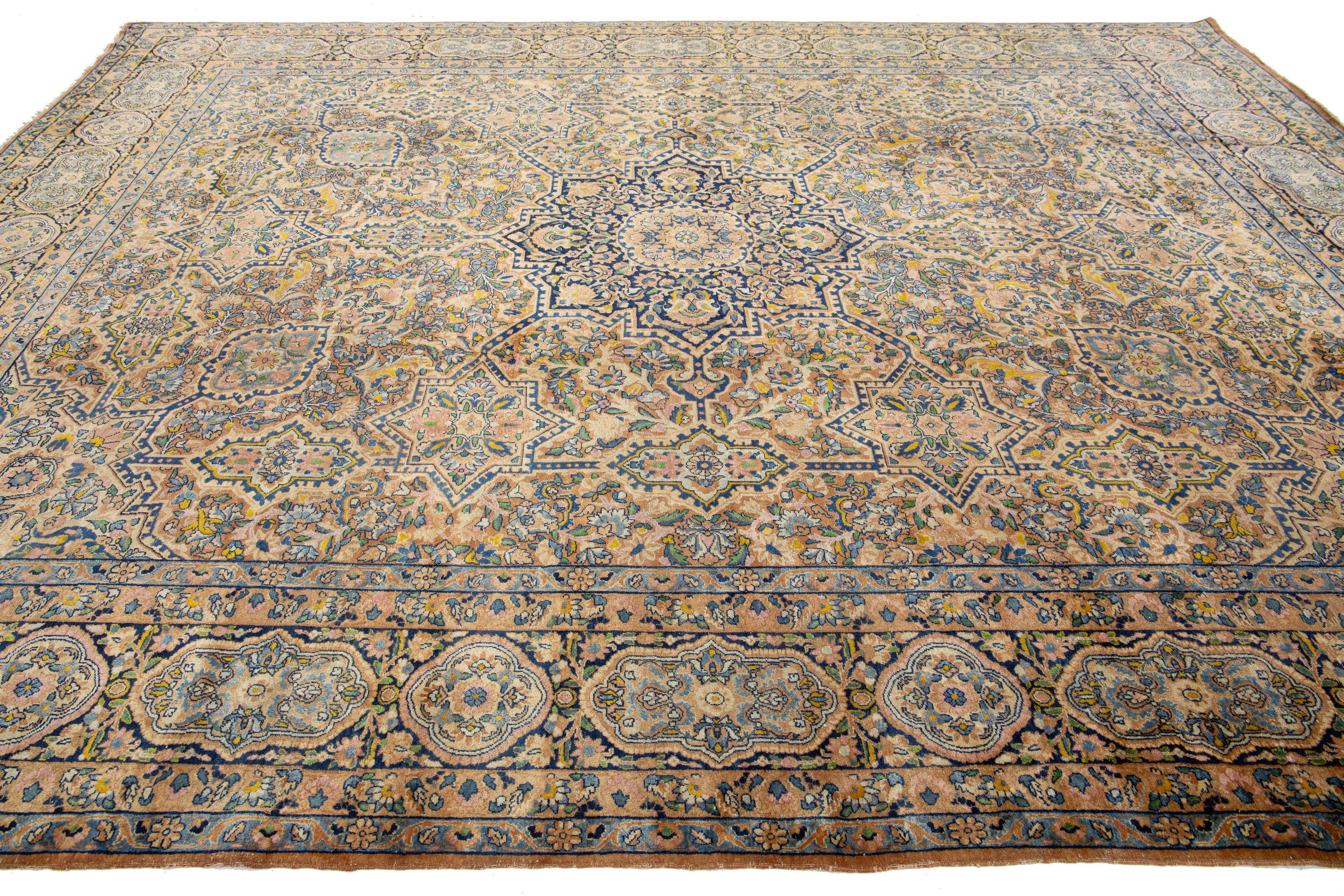 Allover-Motiv Antiker handgeknüpfter Kerman-Wollteppich in Brown im Angebot 1