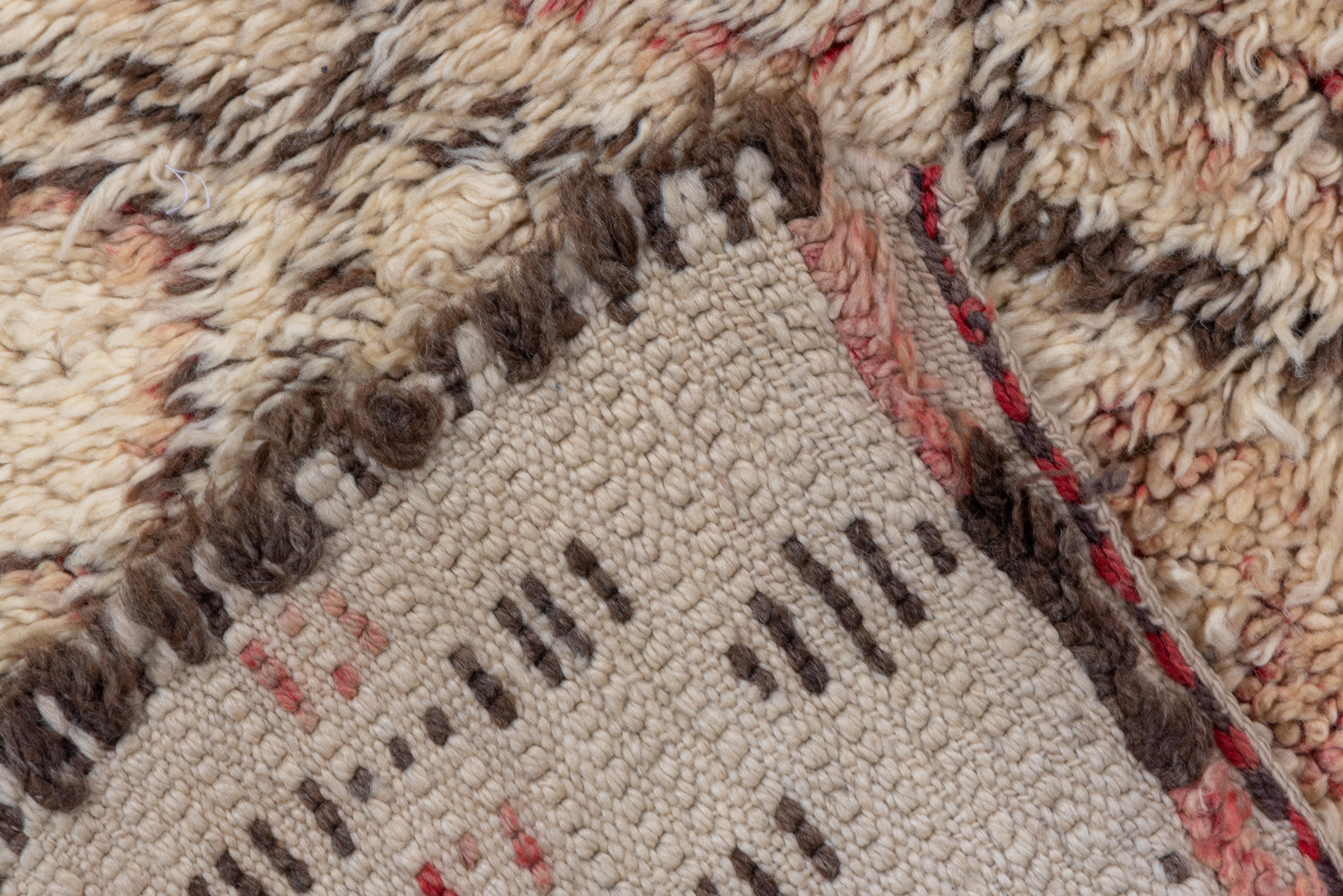 Allover Stammeskunst-Gitterteppich - Marokko Mitte des 20. Jahrhunderts in Elfenbein und Olive im Zustand „Gut“ im Angebot in New York, NY