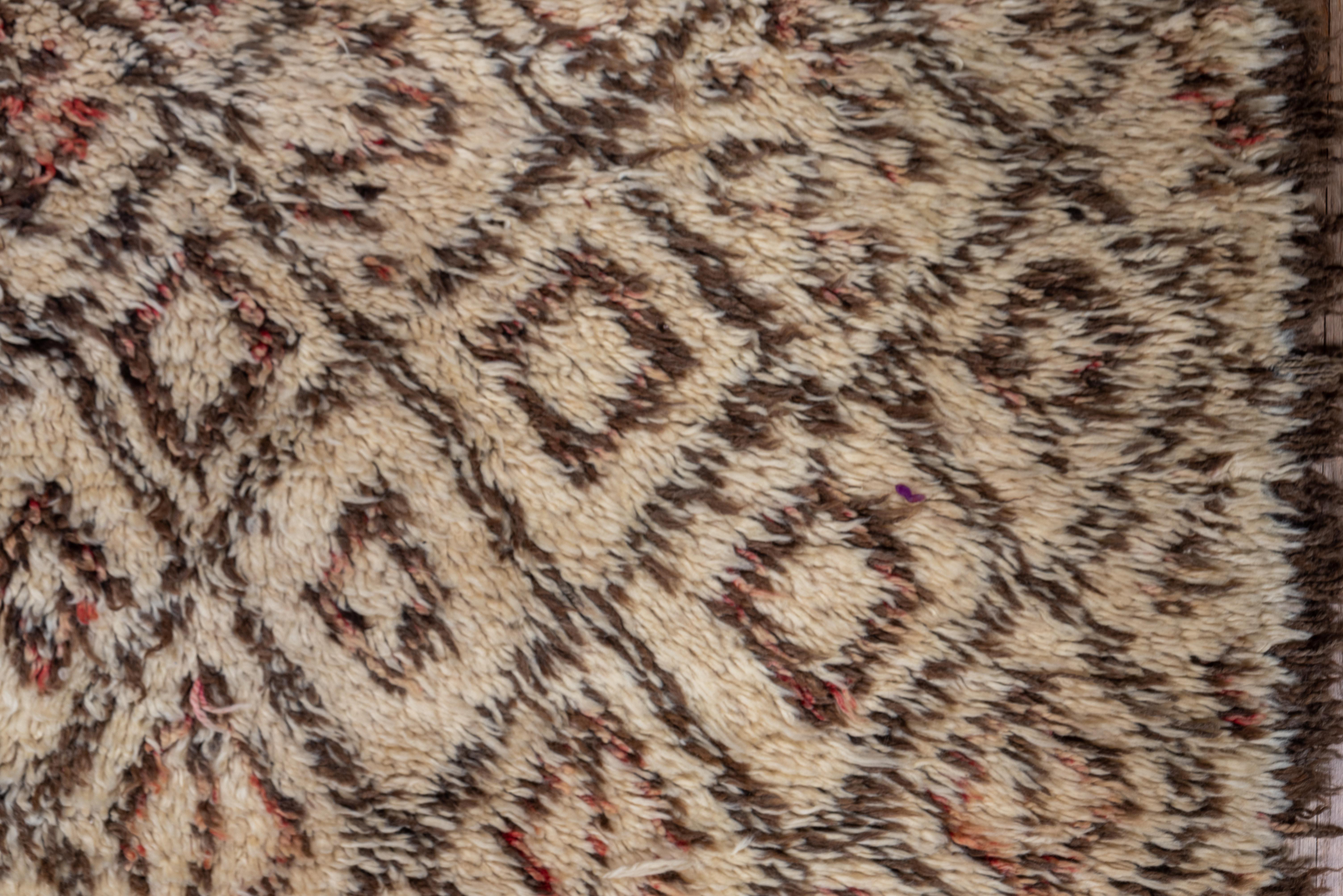 Allover Stammeskunst-Gitterteppich - Marokko Mitte des 20. Jahrhunderts in Elfenbein und Olive (Wolle) im Angebot