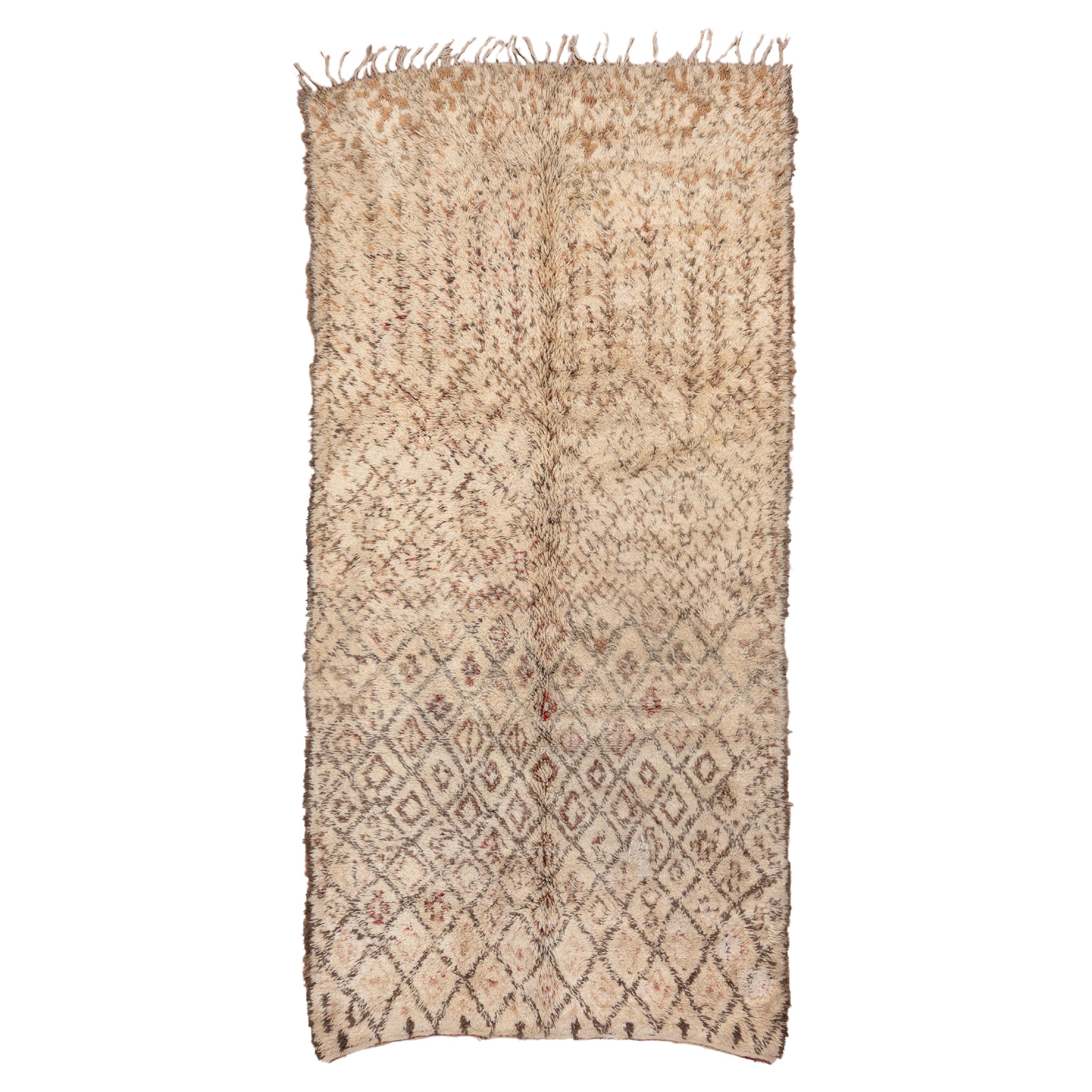 Allover Stammeskunst-Gitterteppich - Marokko Mitte des 20. Jahrhunderts in Elfenbein und Olive im Angebot